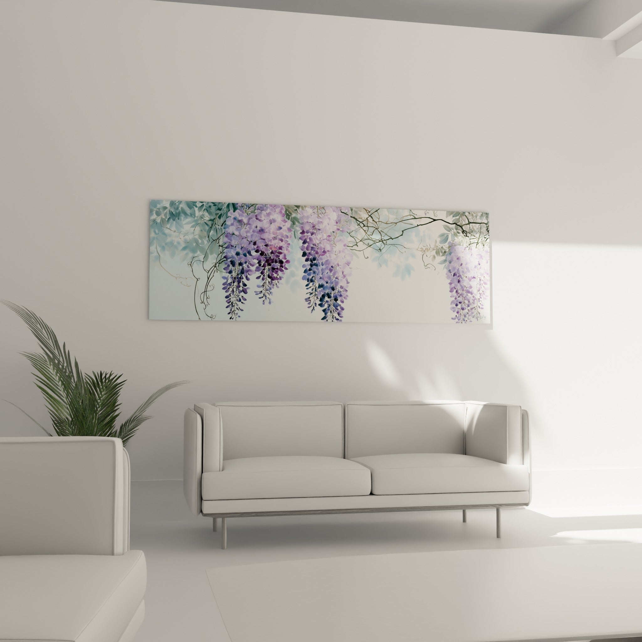 Fleurs de glycine mauve et feuillage bleuté disposées au-dessus d'un canapé dans un salon lumineux