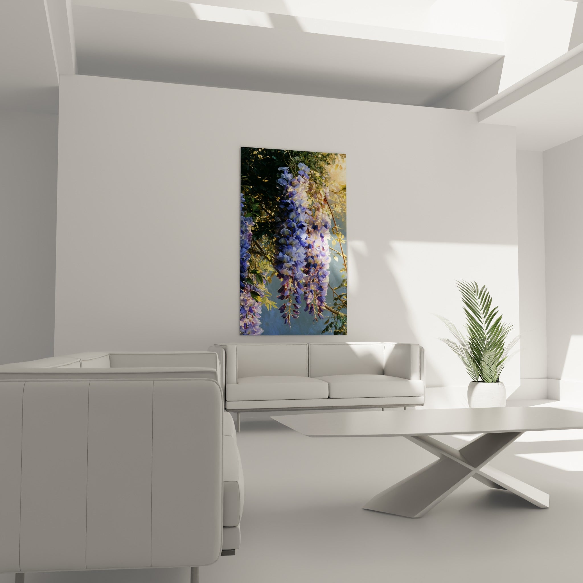 Fleurs de glycine bleu lavande et blanches accrochées au-dessus d'un canapé dans un salon lumineux