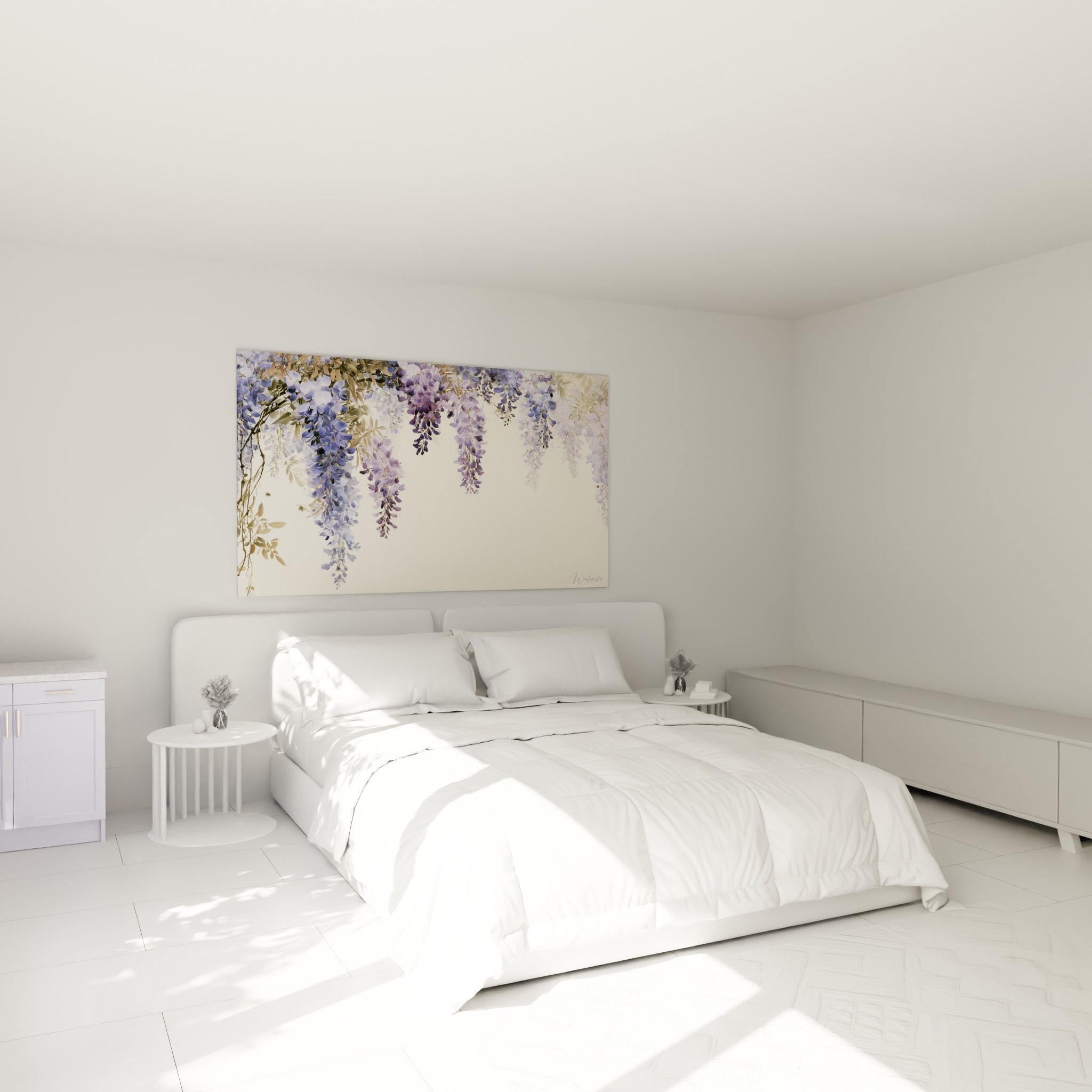 Grappes de glycine lavande et violette suspendues au-dessus d'un lit dans une chambre claire