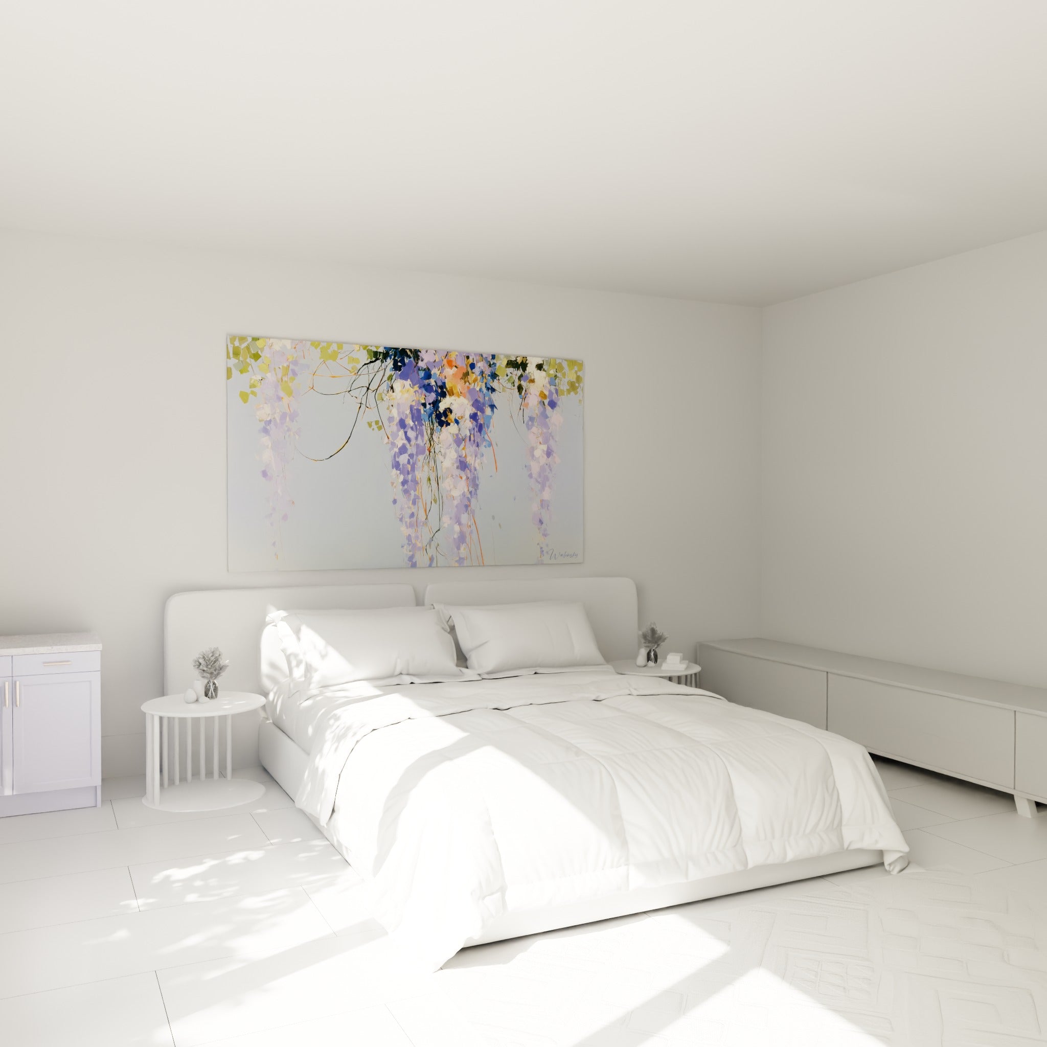 Grappes de glycine lavande et blanc crème au-dessus d'un lit dans une chambre claire