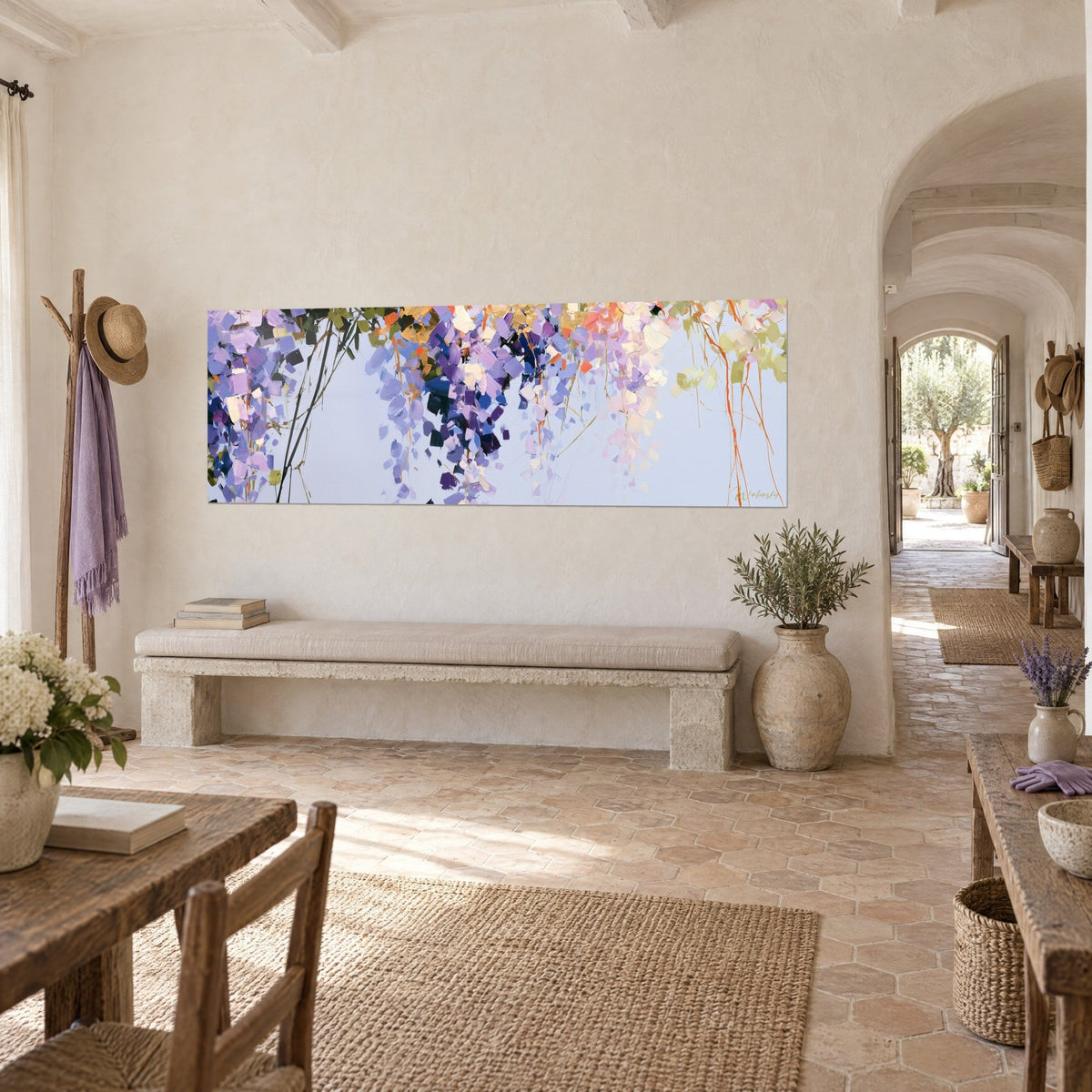Quadro con una cascata di fiori lilla e corallo a colpi di spatola, vista di tre quarti in un mas provenzale