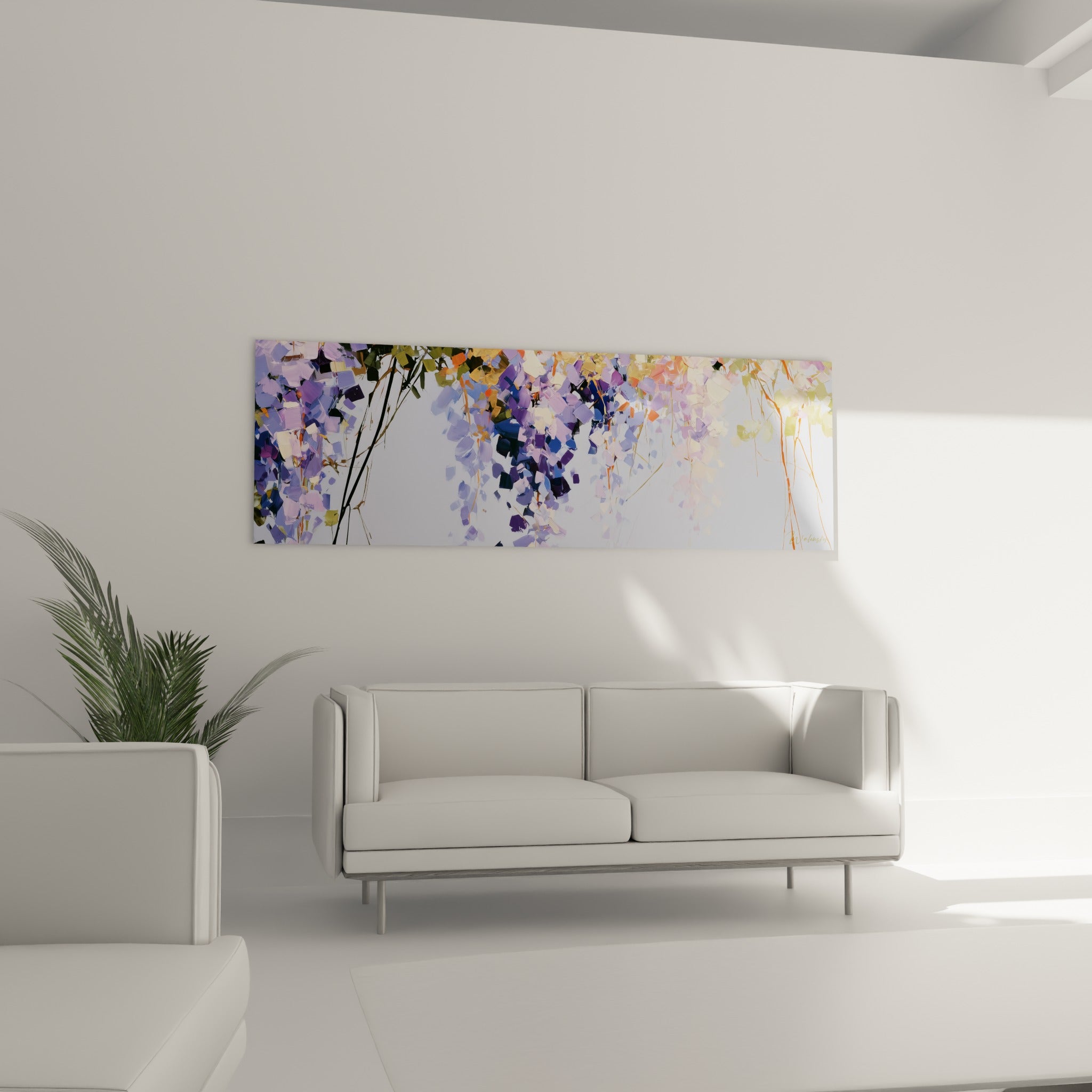Fleurs de glycine violette et touches dorées disposées au-dessus d'un canapé dans un salon lumineux