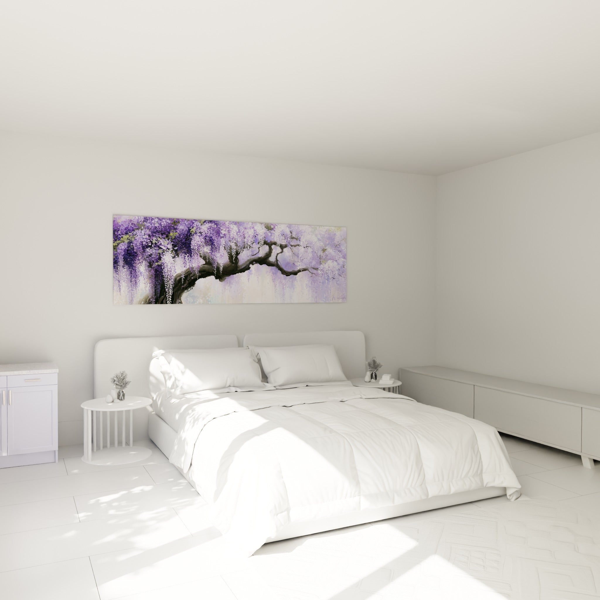 Grappes de glycine lilas et blanches suspendues, accrochées au-dessus d'un lit dans une chambre claire