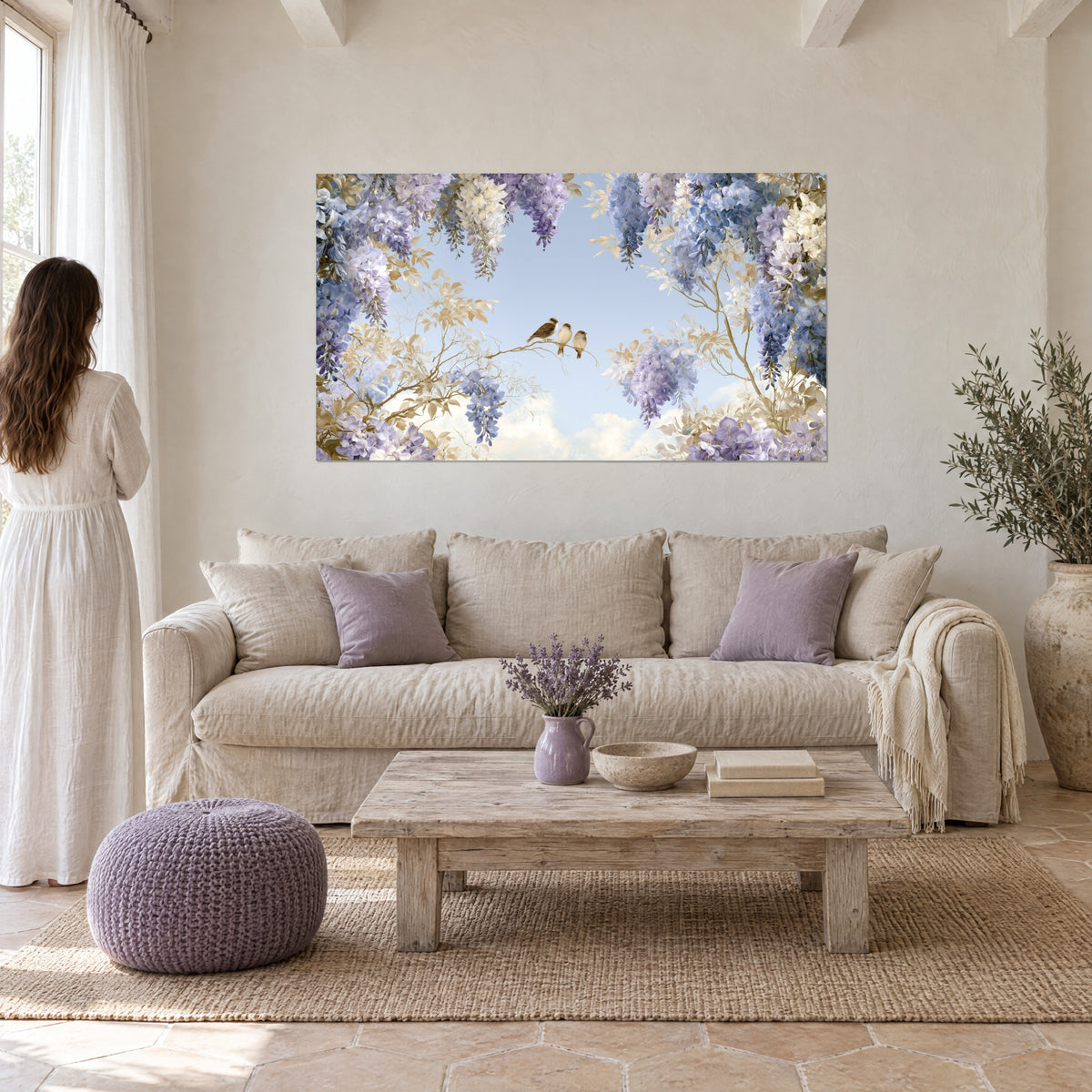 Gemälde Trio aus Spatzen auf einem Zweig, mauve und blaue Glyzinien um einen blassen Himmel, über einem Sofa in einem hellen Wohnzimmer