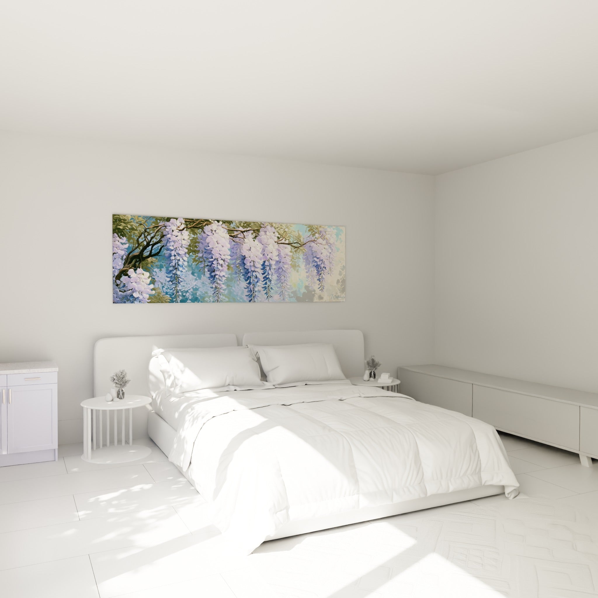 Grappes de glycine lilas et vertes suspendues au-dessus d'un lit dans une chambre claire