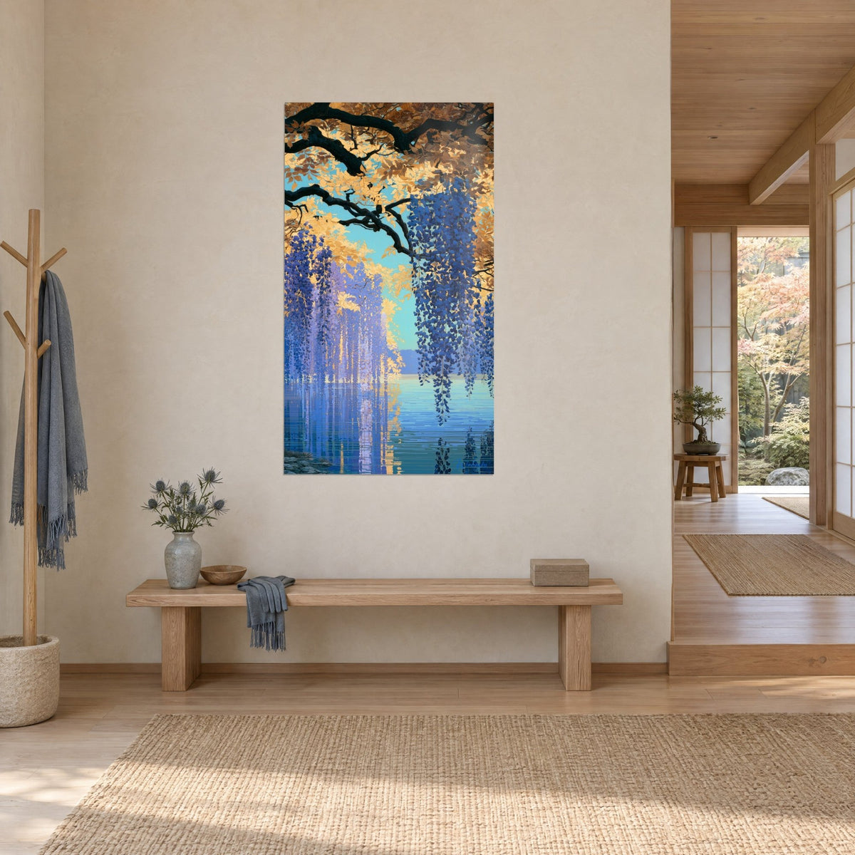 Schilderij met een waterval van indigo blauwe glycinebloesems en okerkleurig blad, turquoise lucht en rustig water, crèmekleurige muur, driekwart zicht, japandi gang