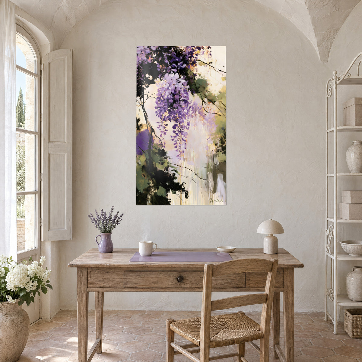 Quadro pioggia di petali malva e porpora, macchie verde salvia e pennellate nere, sopra una scrivania in legno chiaro, mas provenzale