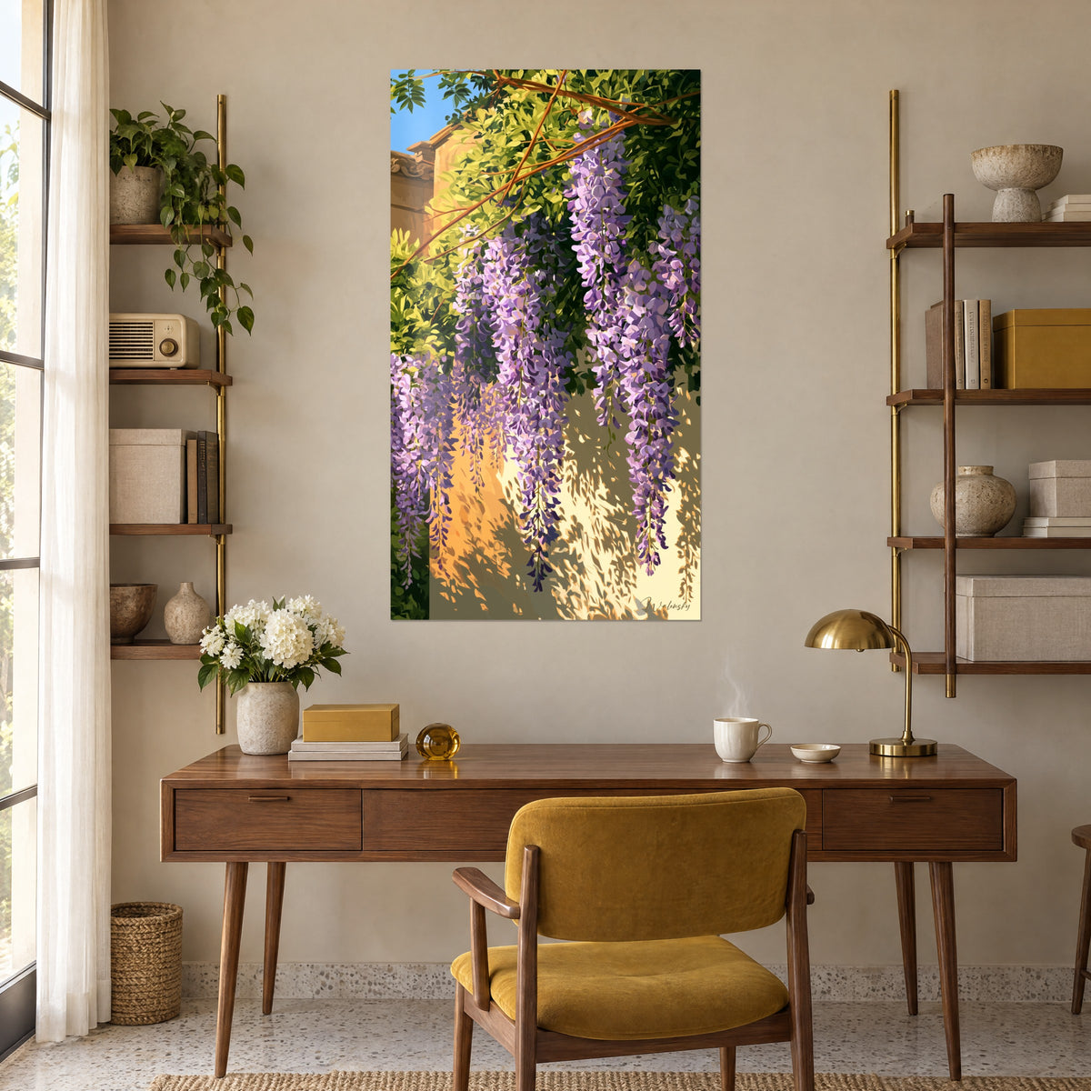 Schilderij lange violet-blauwe blauweregentrossen in de zon, zandkleurige gevel en bruine takken, boven een houten bureau, lichte planken