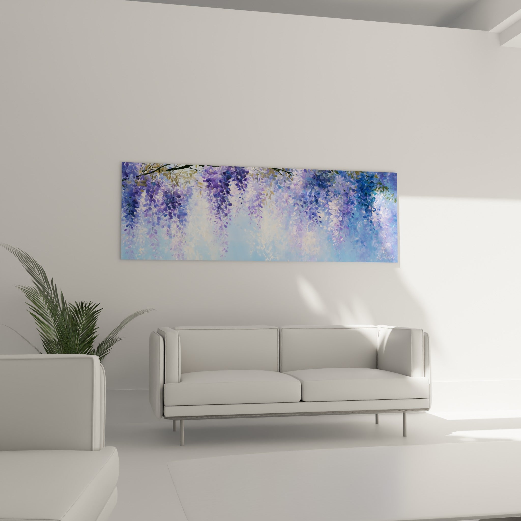 Fleurs de glycine lilas et bleu pastel accrochées au-dessus d'un canapé dans un salon lumineux