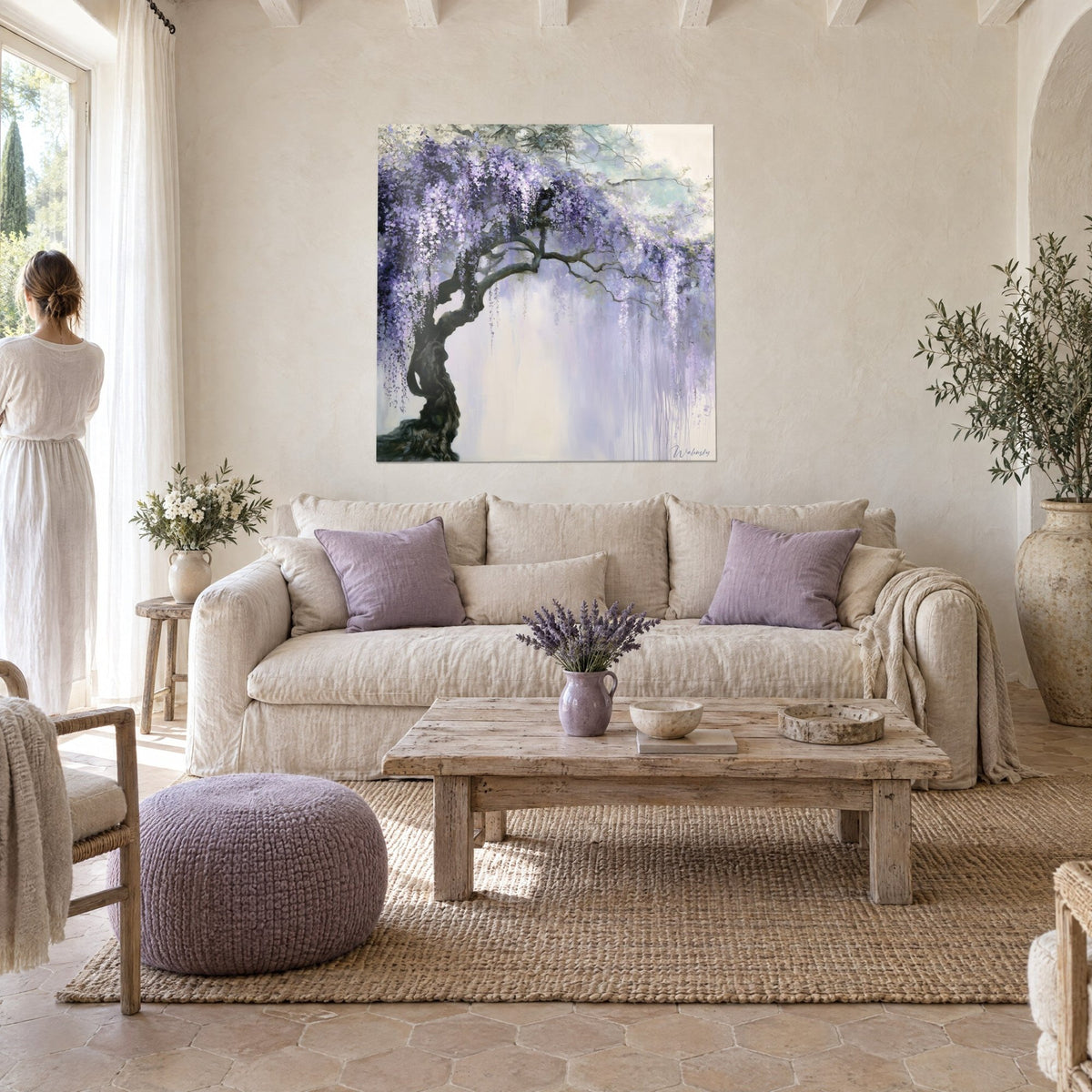 Gemälde Blauregen in Blüte mit malvenfarbenen und weißen Trauben, dunkler knorriger Stamm, cremefarbener Hintergrund, über einem Sofa in einem hellen Wohnzimmer
