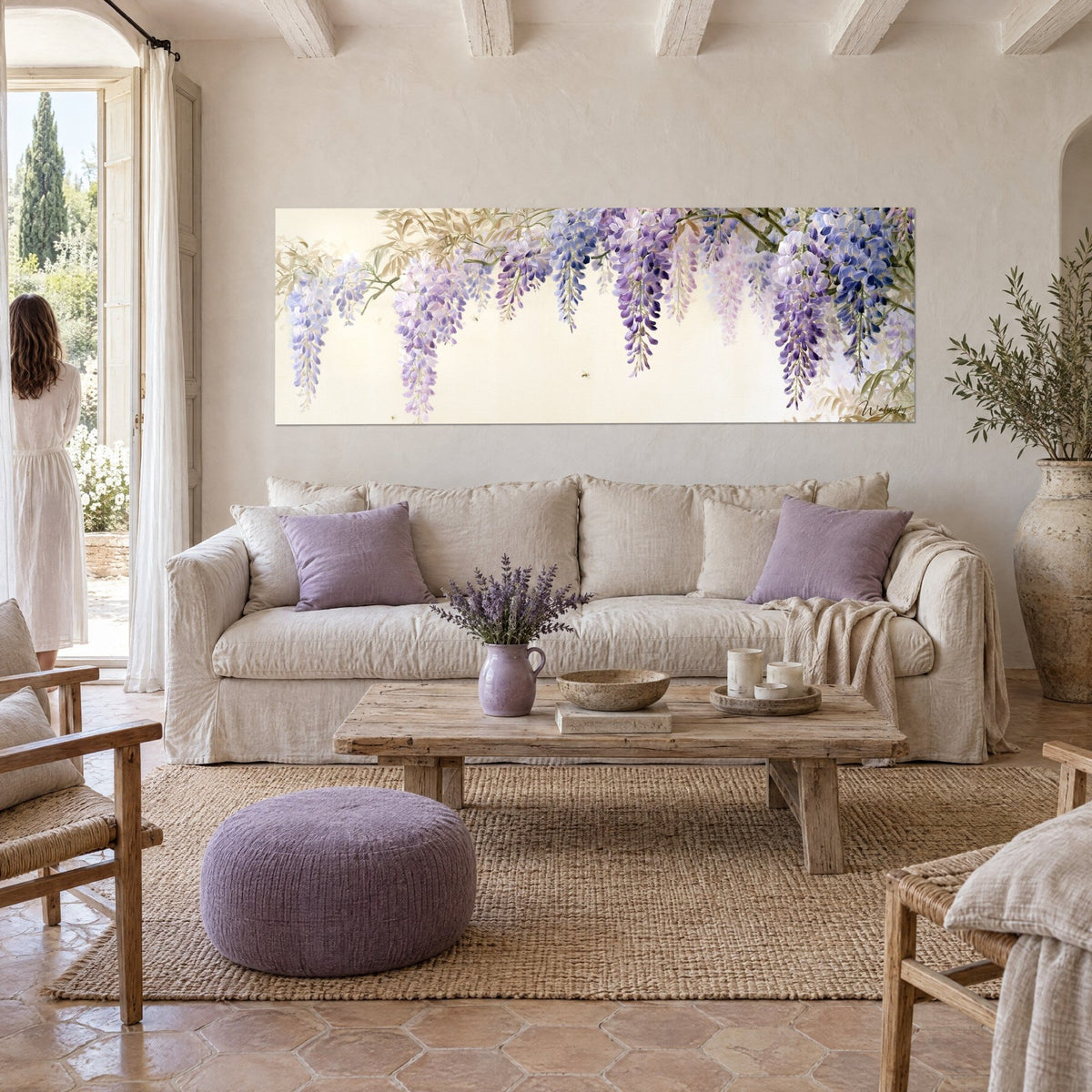 Schilderij blauweregen in trossen van mauve en blauwachtige bloemen die neerhangen over okerkleurig gebladerte op een ivoorkleurige achtergrond, boven een bank in een lichte woonkamer