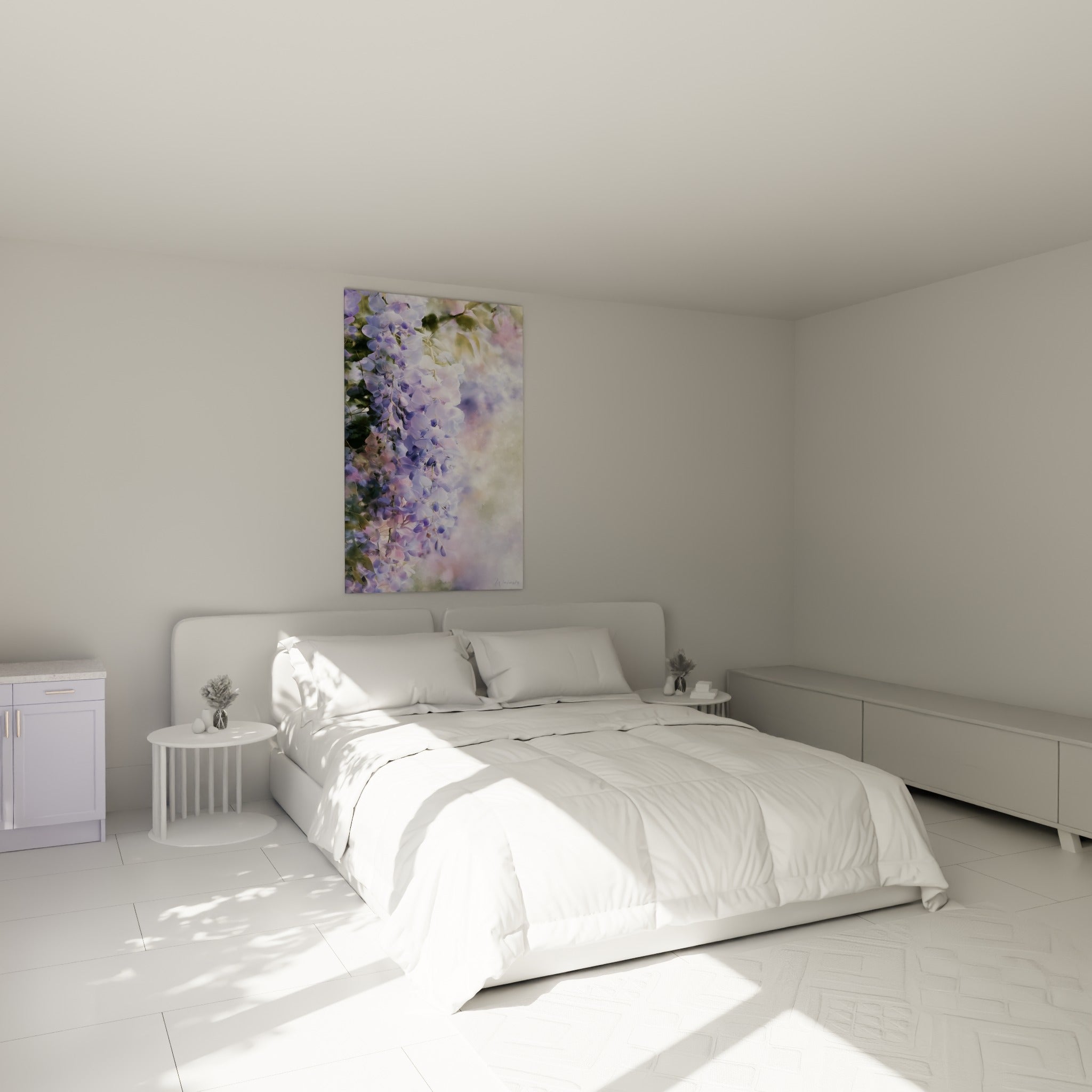 Grappes de glycine mauve et blanche accrochées au-dessus d'un lit dans une chambre claire