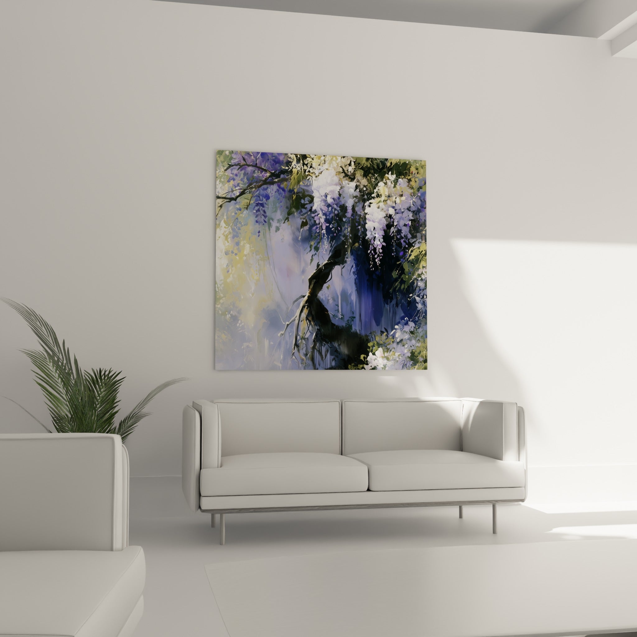 Fleurs de glycine lilas et blanches suspendues au-dessus d'un canapé dans un salon lumineux