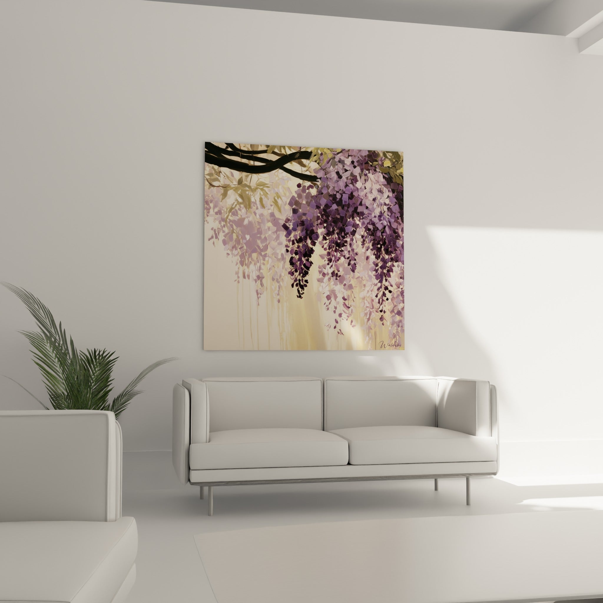 Fleurs de glycine violette et vert sombre accrochées au-dessus d'un canapé dans un salon lumineux