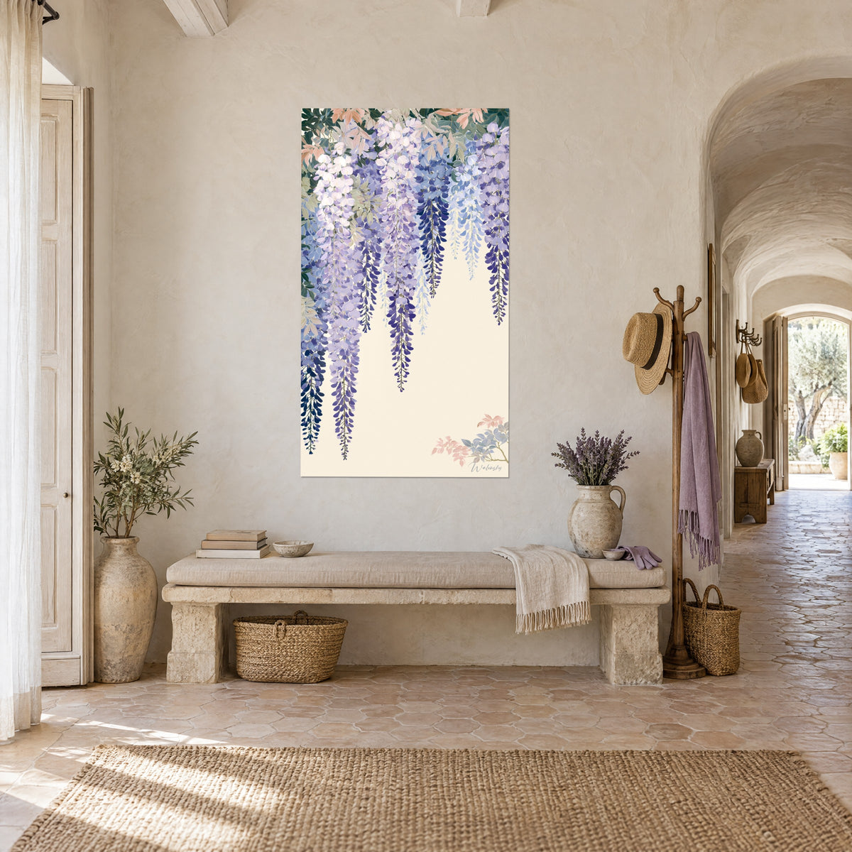 Schilderij waterval van hangende paarse bloemen, saliegroen en roze gebladerte, crèmekleurige achtergrond, boven een stenen bank van de mas