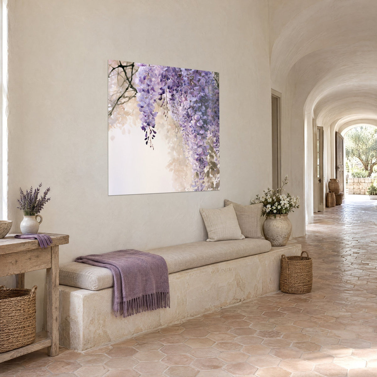 Quadro grappoli penduli di fiori malva su fondo crema, muro imbiancato bianco e panca in pietra, casolare provenzale in vista di tre quarti