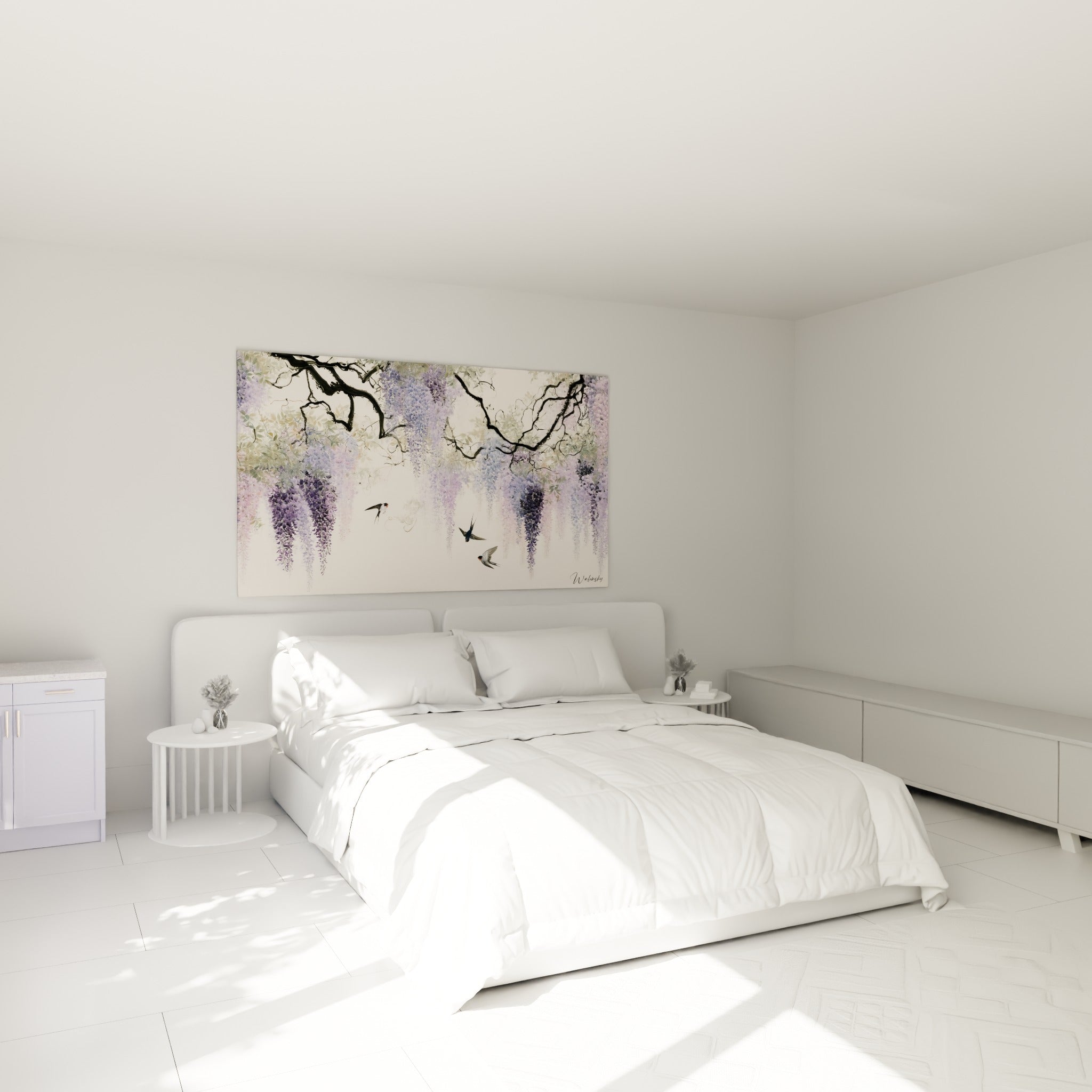 Grappes de glycine violette et lavande accrochées au-dessus d'un lit dans une chambre claire
