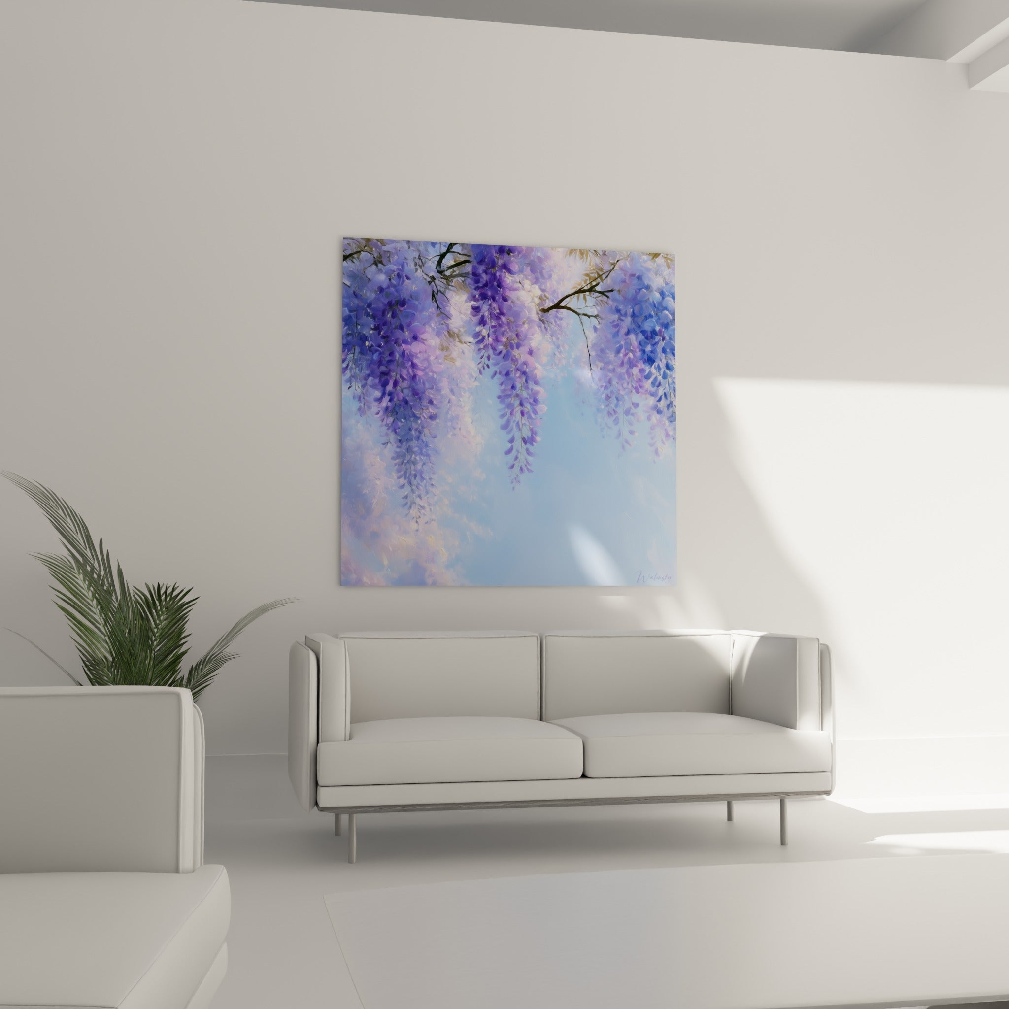 Cascade de fleurs mauves et lilas surplombant un canapé dans un salon lumineux.