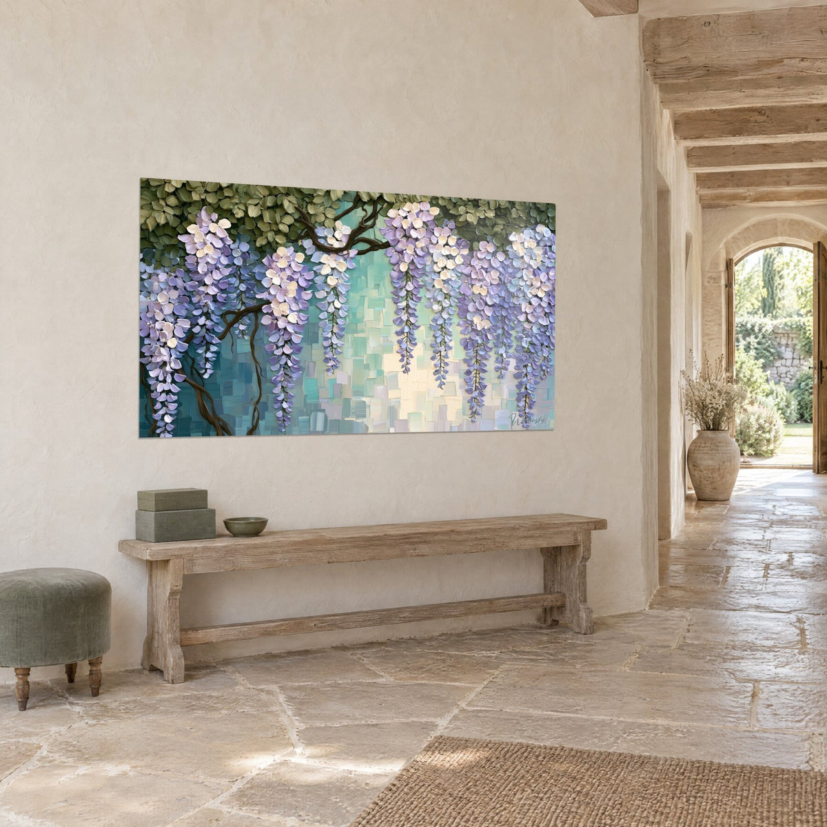 Cuadro racimos de flores lila que caen sobre fondo salvia y crema, zarcillos marrones, colgado en una pared de piedra clara en vista de tres cuartos