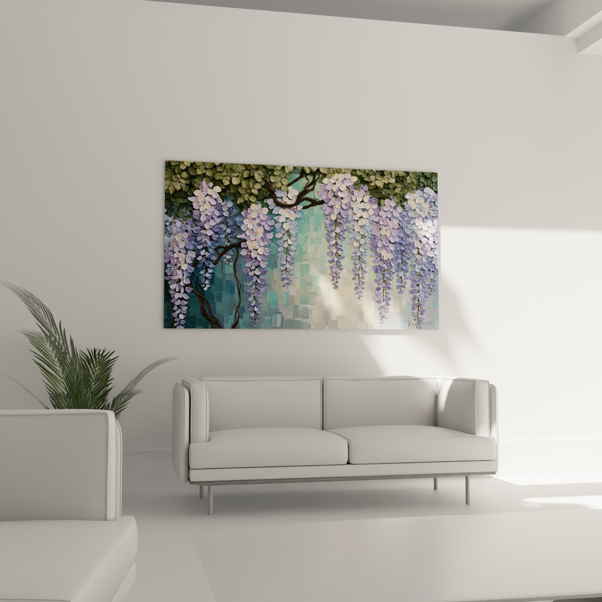 Fleurs de glycine lilas et blanc cassé disposées au-dessus d'un canapé dans un salon lumineux
