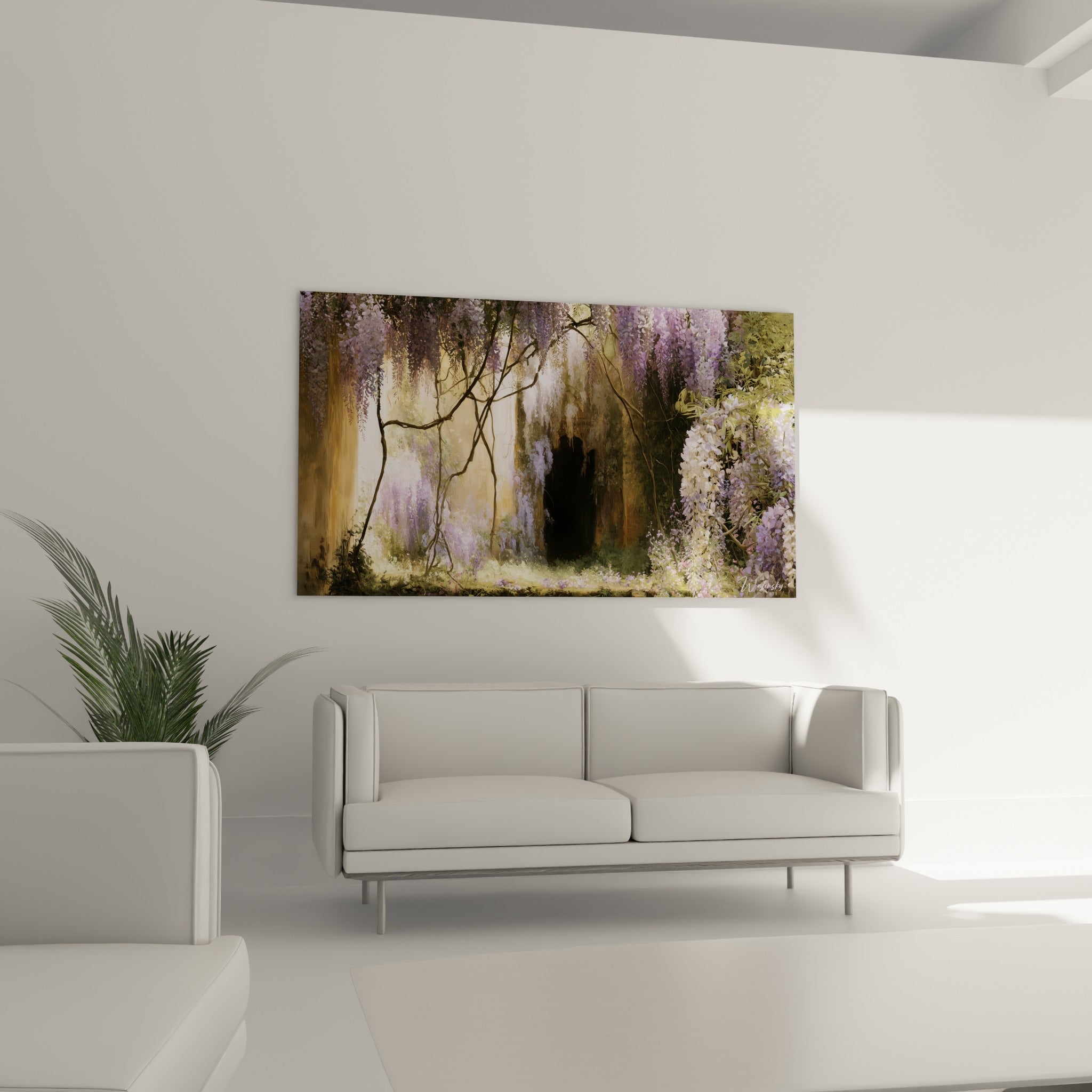 Fleurs de glycine mauve pâle et ivoire cascadant sur un mur beige, au-dessus d'un canapé dans un salon lumineux