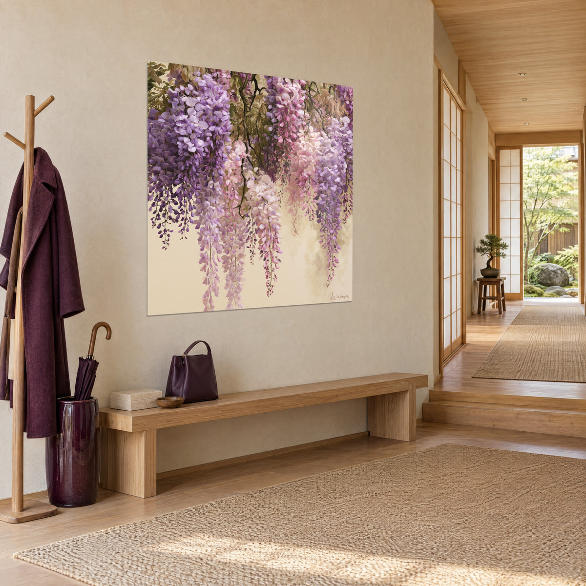 Schilderij waterval van paarse en roze bloemen die hangen van donkere takken op crème achtergrond, driekwartaanzicht in een hal met licht hout