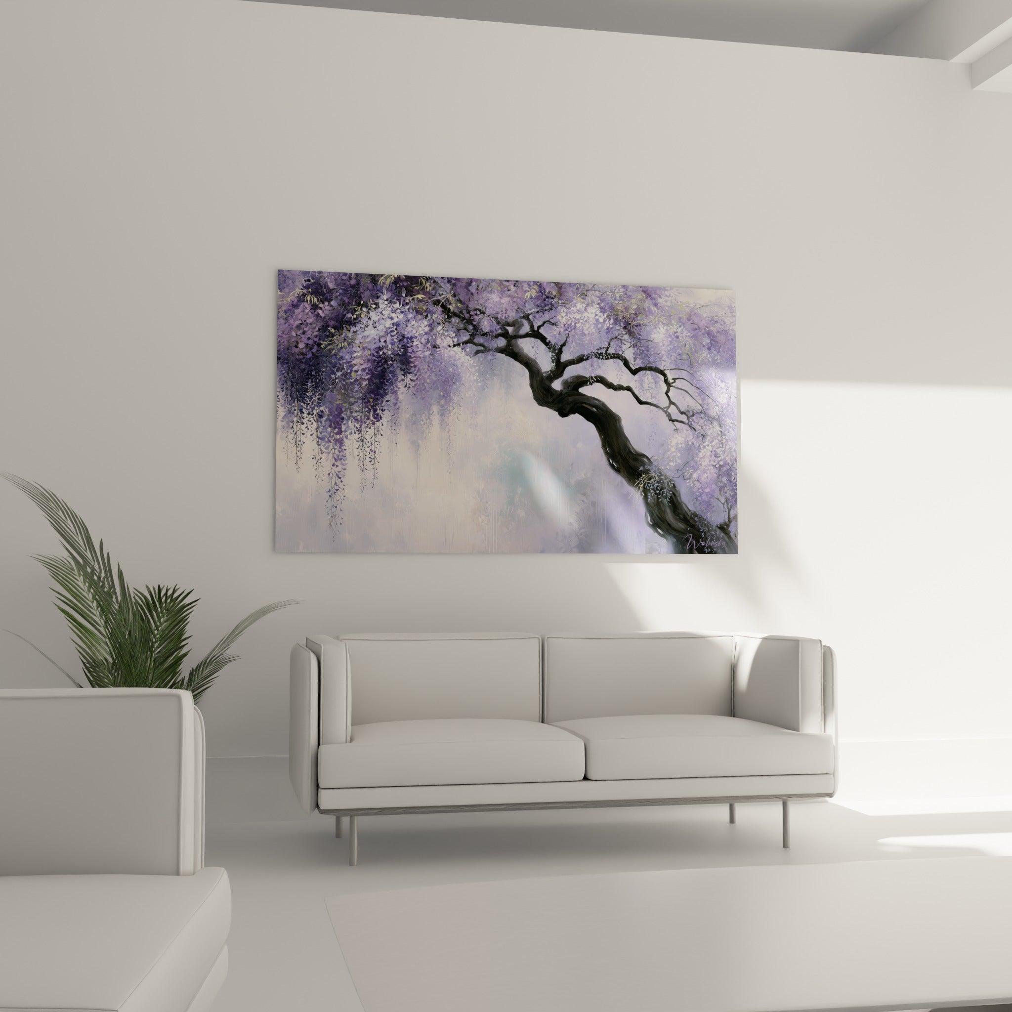 Fleurs de glycine lilas et blanches sur tronc anthracite, accrochées au-dessus d'un canapé dans un salon lumineux