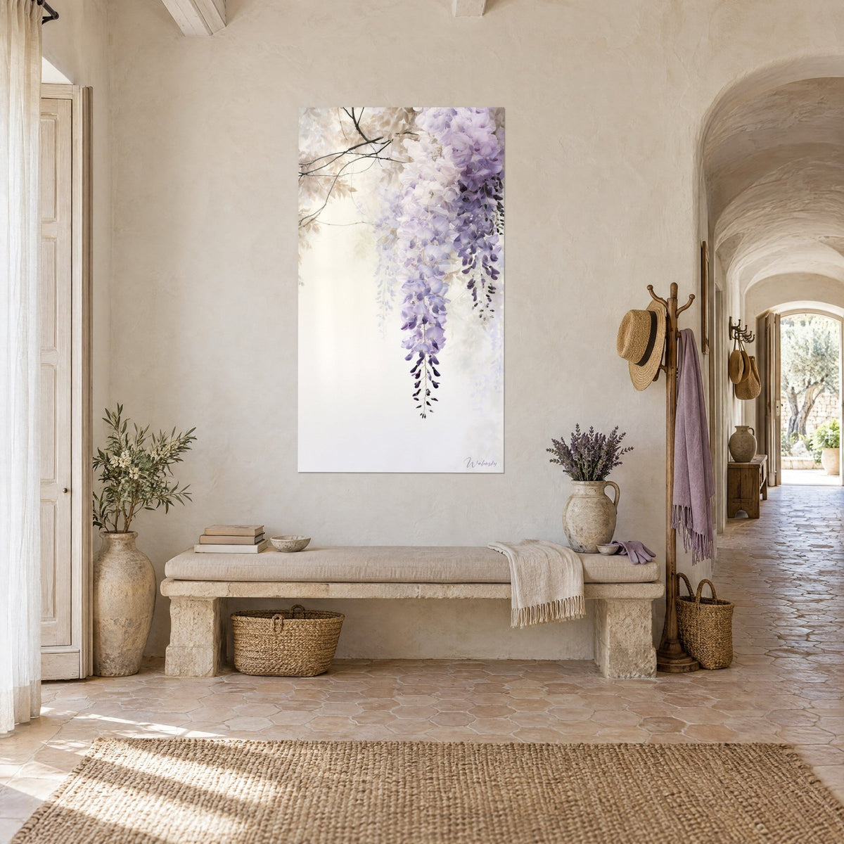 Quadro con una cascata di fiori lilla e bianchi, ramo marrone in alto a sinistra, appeso in un corridoio a volta di un mas provenzale