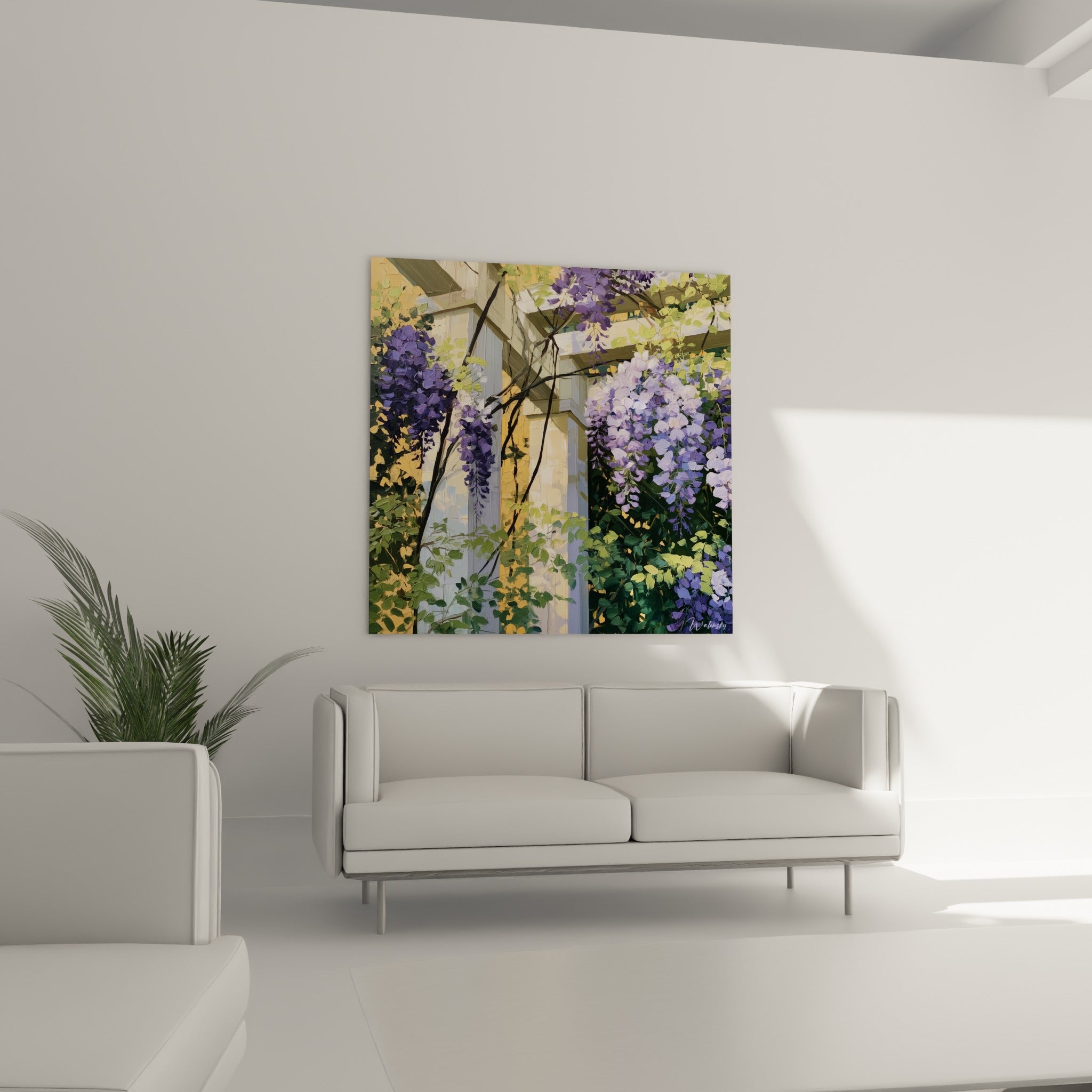 Glycine lilas et bois doré en pleine floraison, accrochée au-dessus d'un canapé dans un salon lumineux