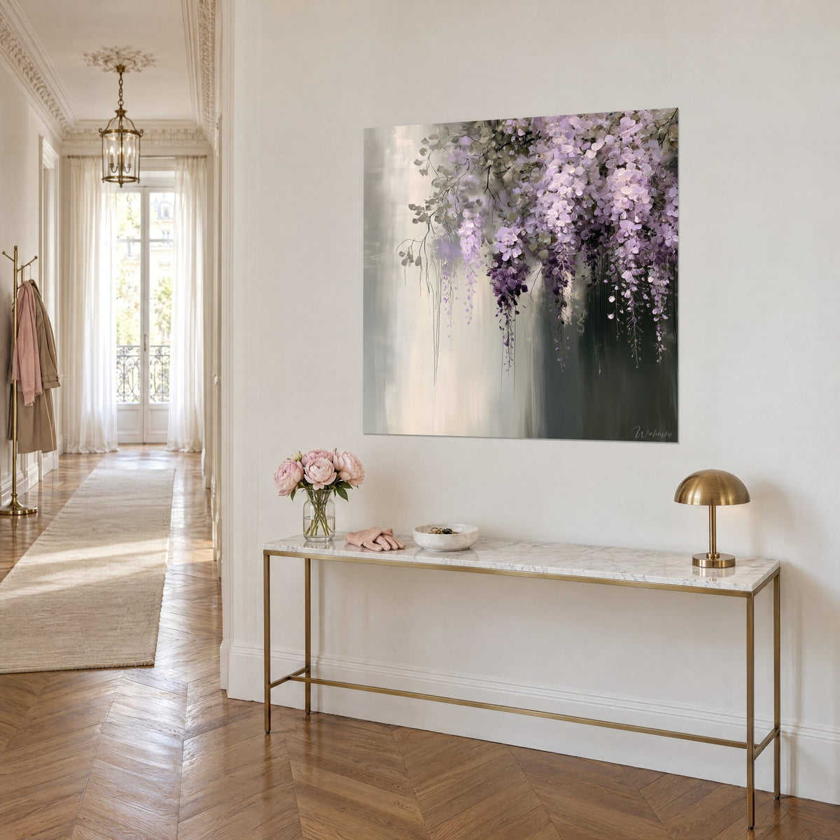 Quadro con cascata di fiori lilla e viola profondo, rami sottili e foglie argentate, su una parete beige di un corridoio in stile haussmanniano