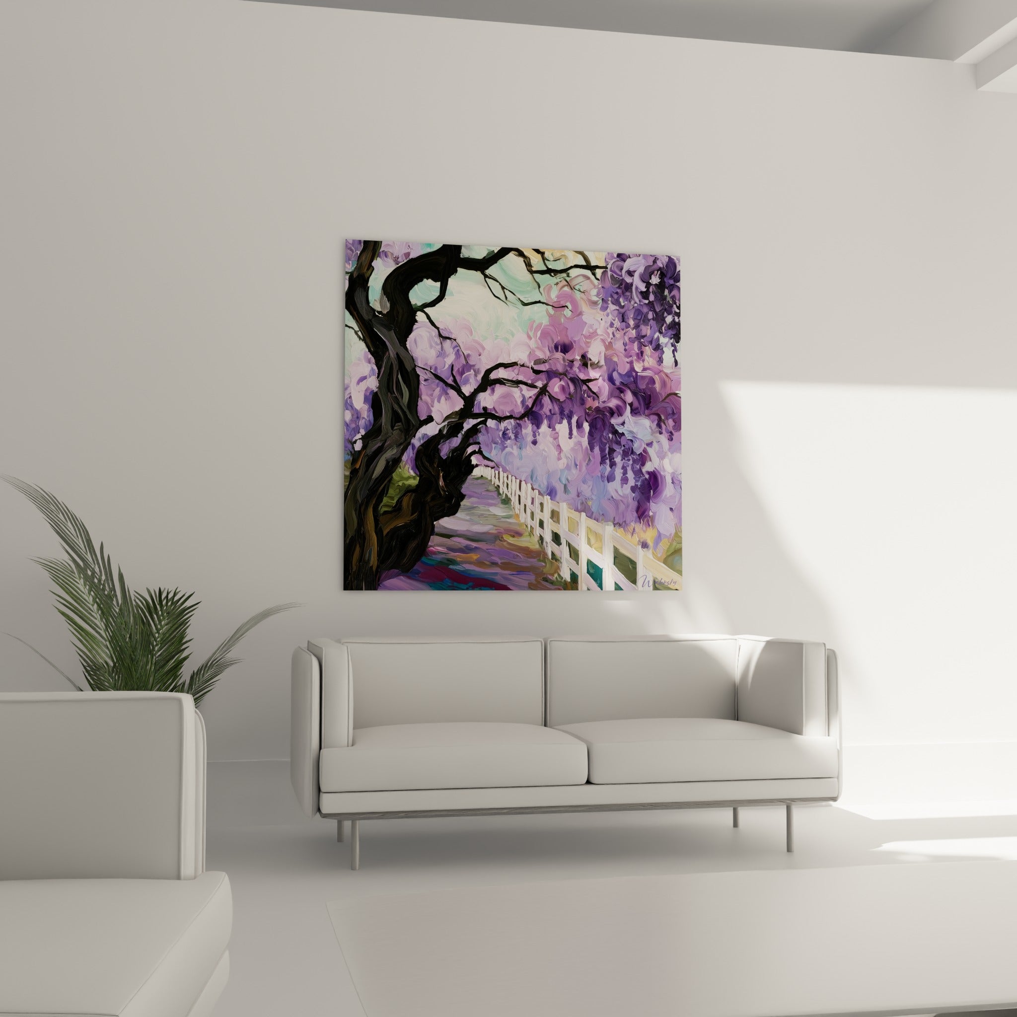 Fleurs de glycine mauves et branches noueuses noires, au-dessus d'un canapé dans un salon lumineux