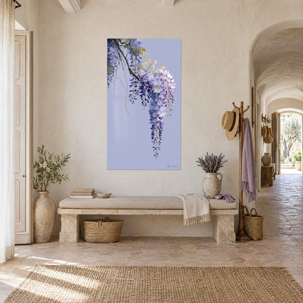 Quadro grappolo di fiori viola pendenti, viticci verdi su sfondo azzurro lavanda, panchina di pietra, corridoio a volta