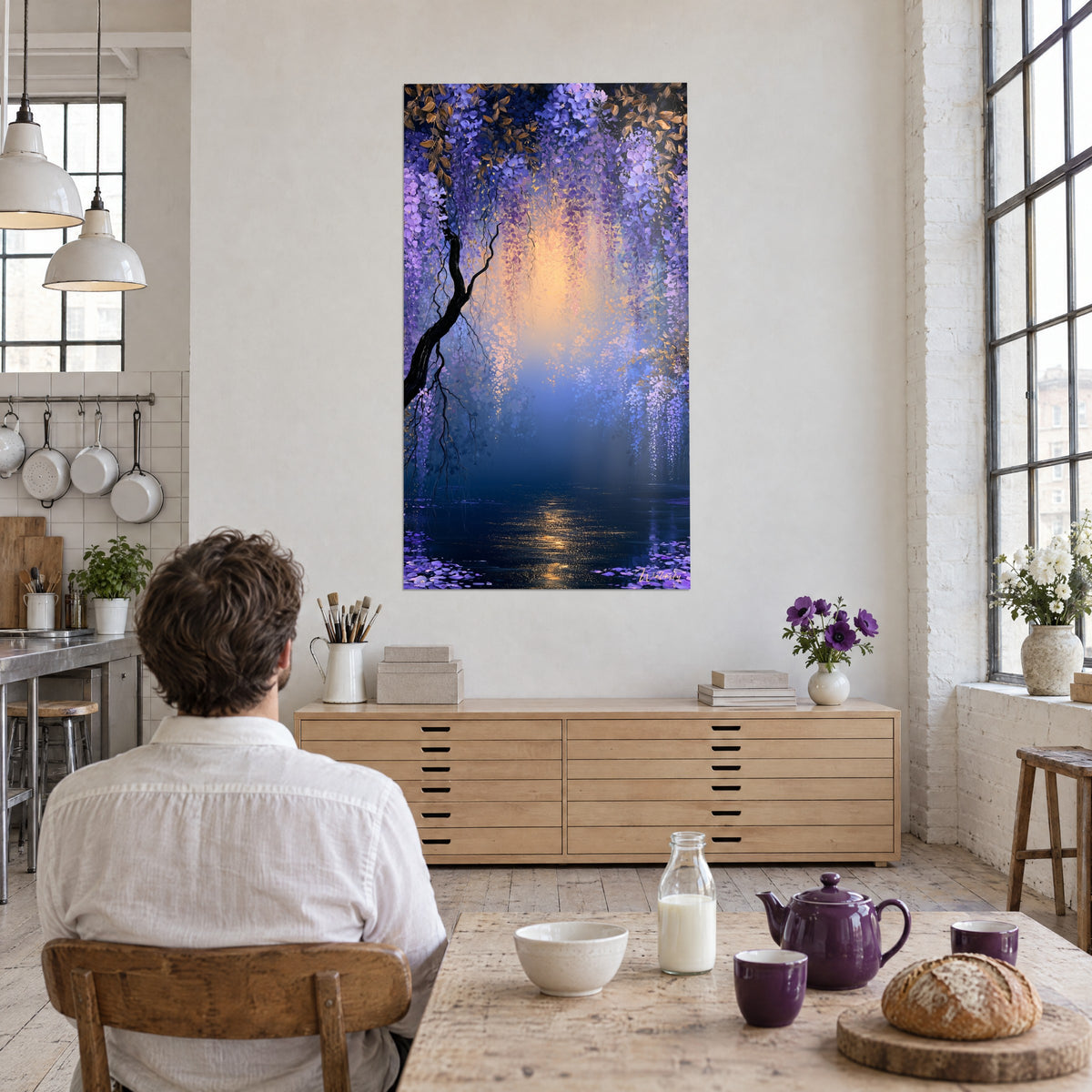 Schilderij gordijn van violette bloemen en koperkleurige bladeren, oranje glinstering op donker water, stel zittend in een loft