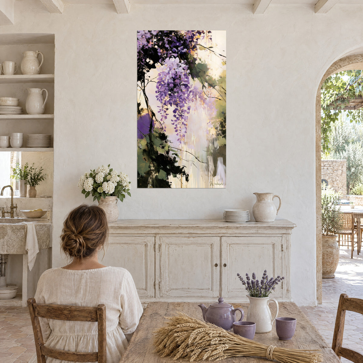 Quadro pergola viola dai rami neri nervosi, tocchi verde muschio su fondo avorio sbiadito, appeso vicino a un arco di pietra, mas provenzale