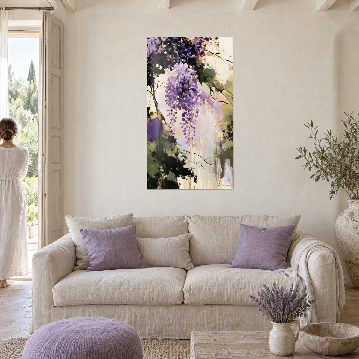 Quadro glicine viola in grappoli pendenti su fondo avorio, rami neri contorti, mas provenzale sopra un divano in un soggiorno luminoso
