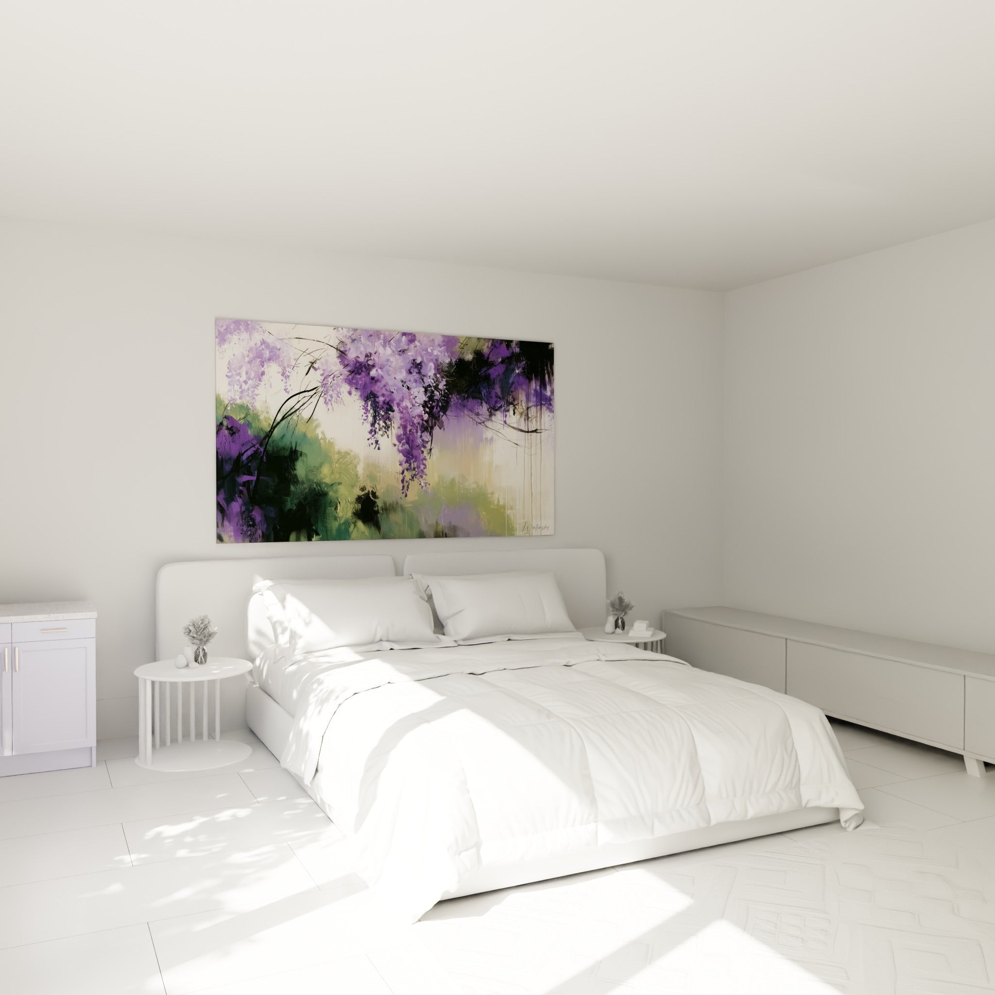 Fleurs de Glycine mauves et anthracite suspendues au-dessus d'un lit dans une chambre claire