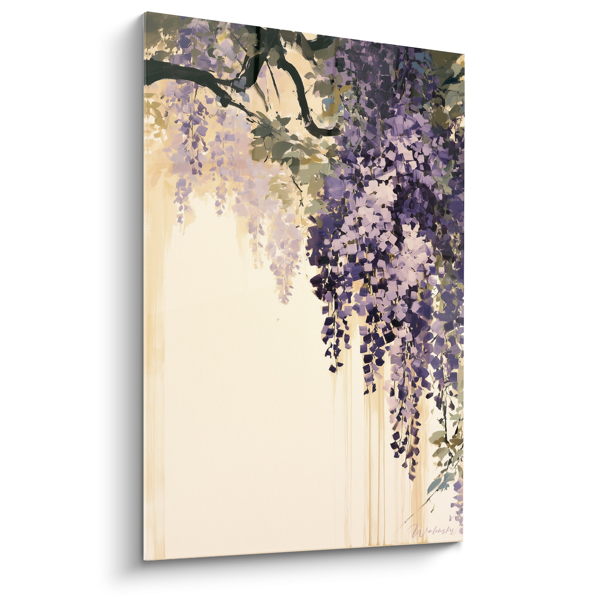 Glycine mauve en grappes tombantes sur branche brune, fond beige ivoire lumineux