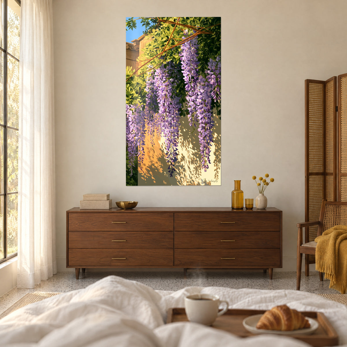 Schilderij violette trossen die over een oranje muur vallen, blauwe lucht bovenaan, groene bladeren, boven een bed in een lichte slaapkamer