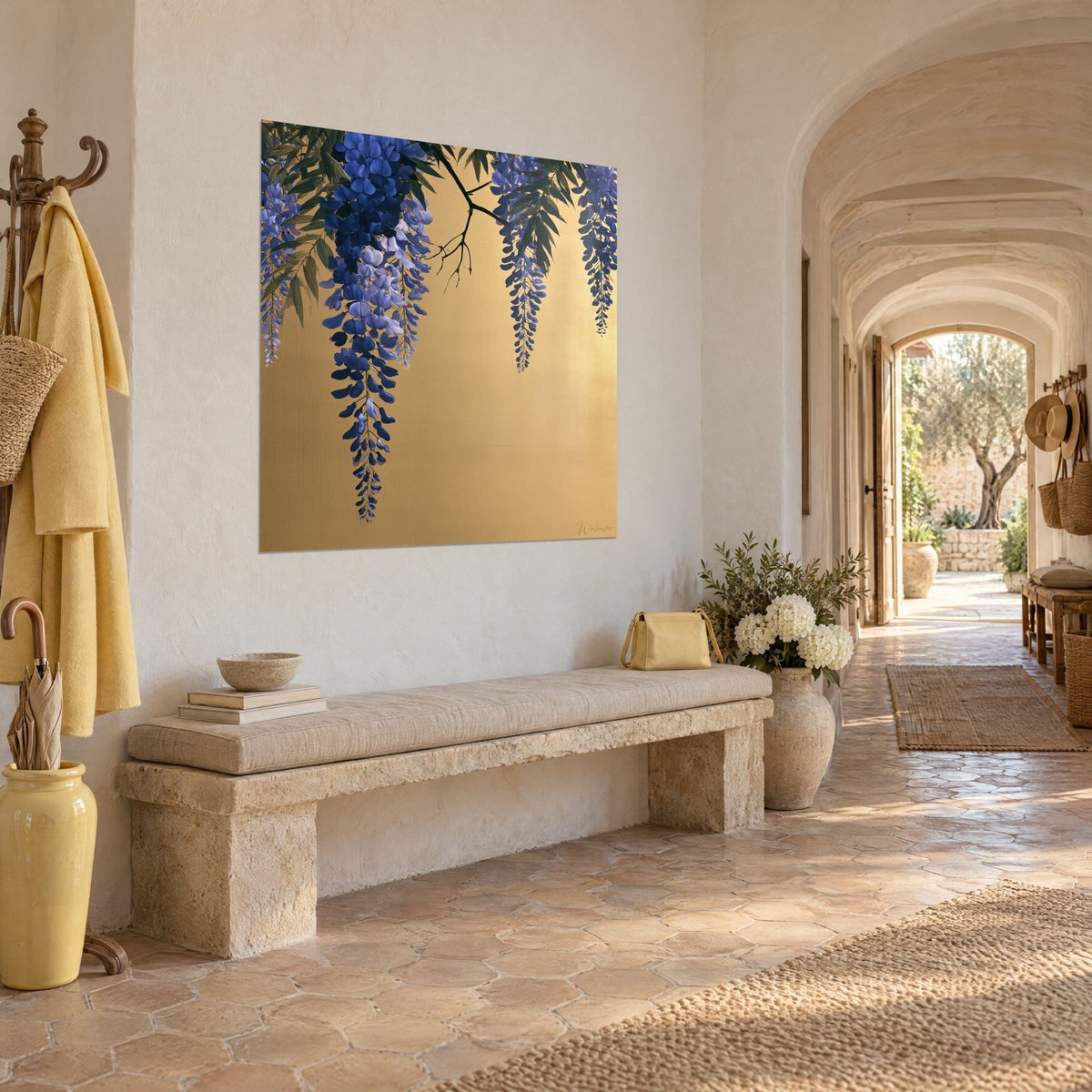 Quadro di fiori viola ricadenti su fondo oro piatto, foglie verde scuro, visto di tre quarti in un corridoio a volta in pietra