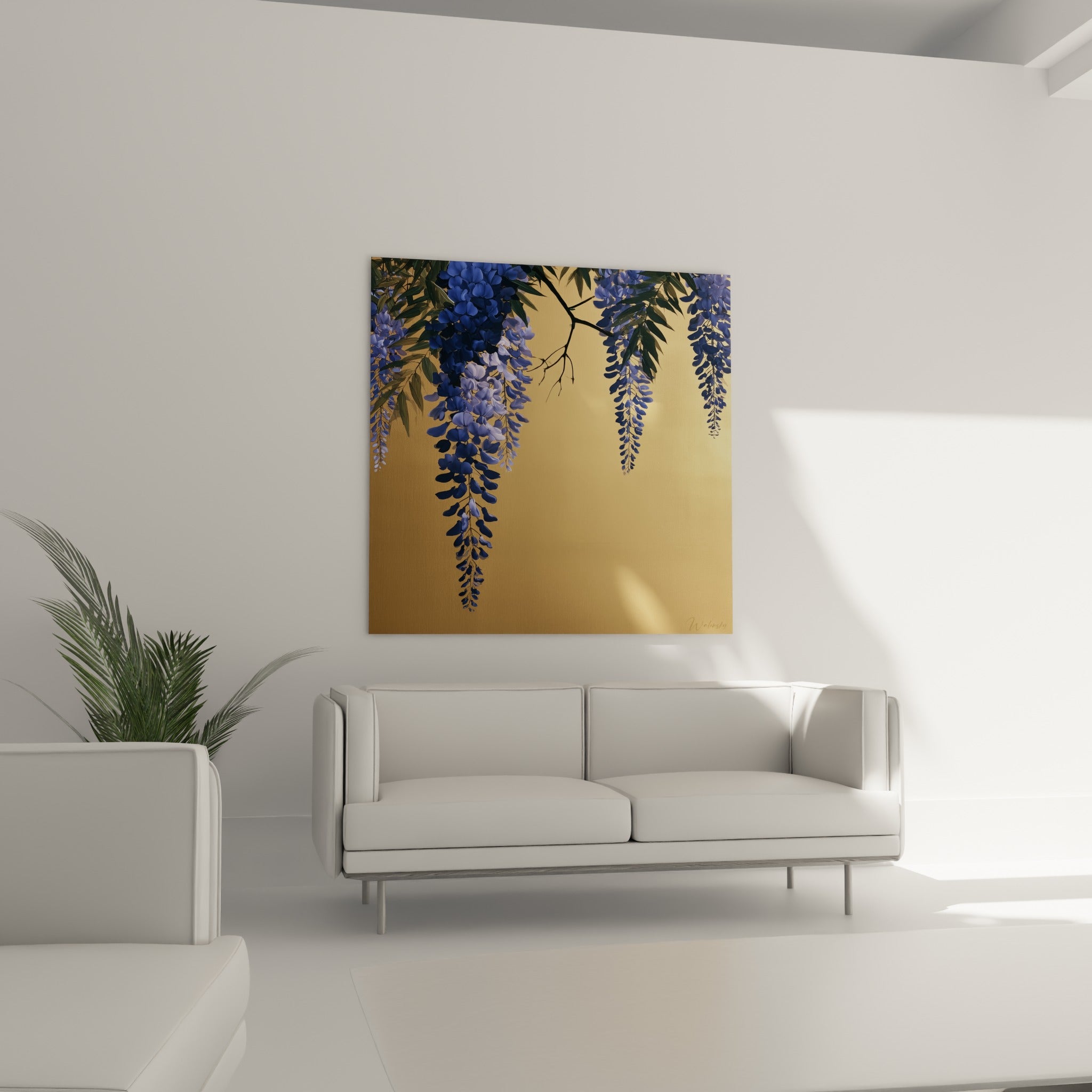 Fleurs de glycine mauve et dorée suspendues à une branche sombre, au-dessus d'un canapé dans un salon lumineux