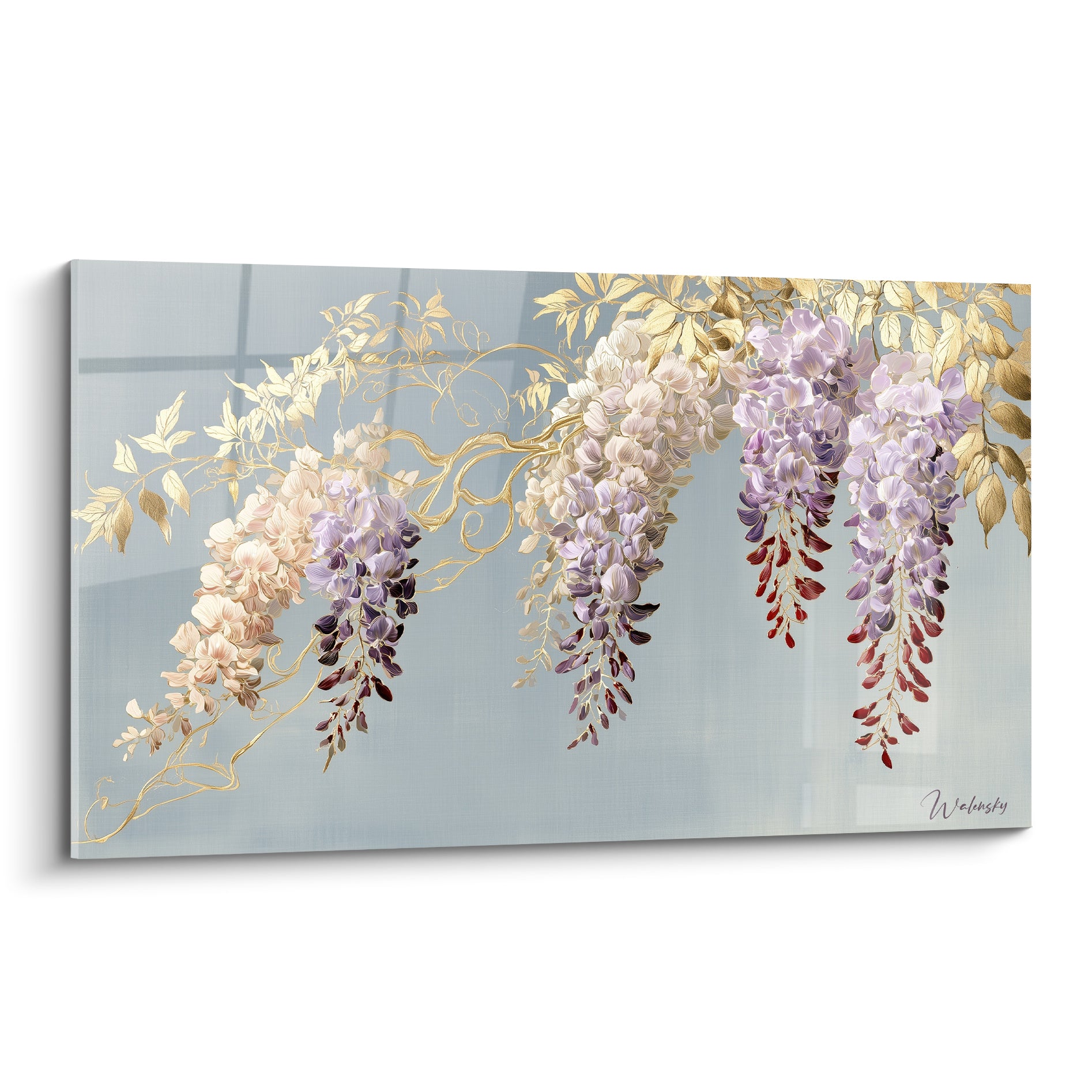 Glycine aux grappes mauves et dorées retombant sur fond bleu-gris texturé et lumineux
