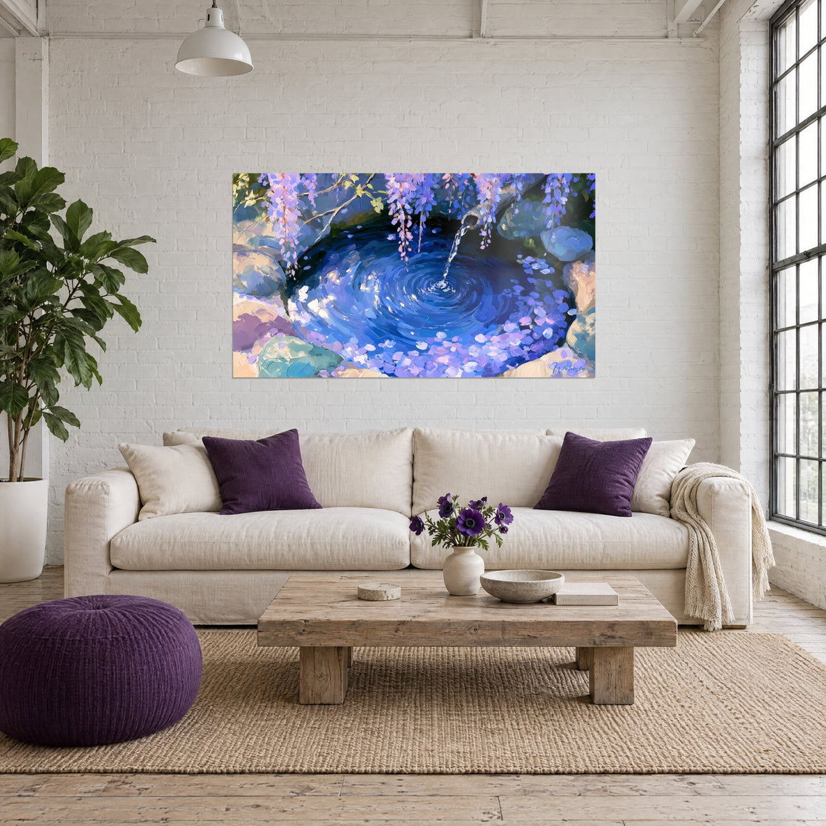 Schilderij waterbekken in kobaltblauw met drijvende lila bloemblaadjes, helder waterstraaltje, boven een bank in een lichte woonkamer
