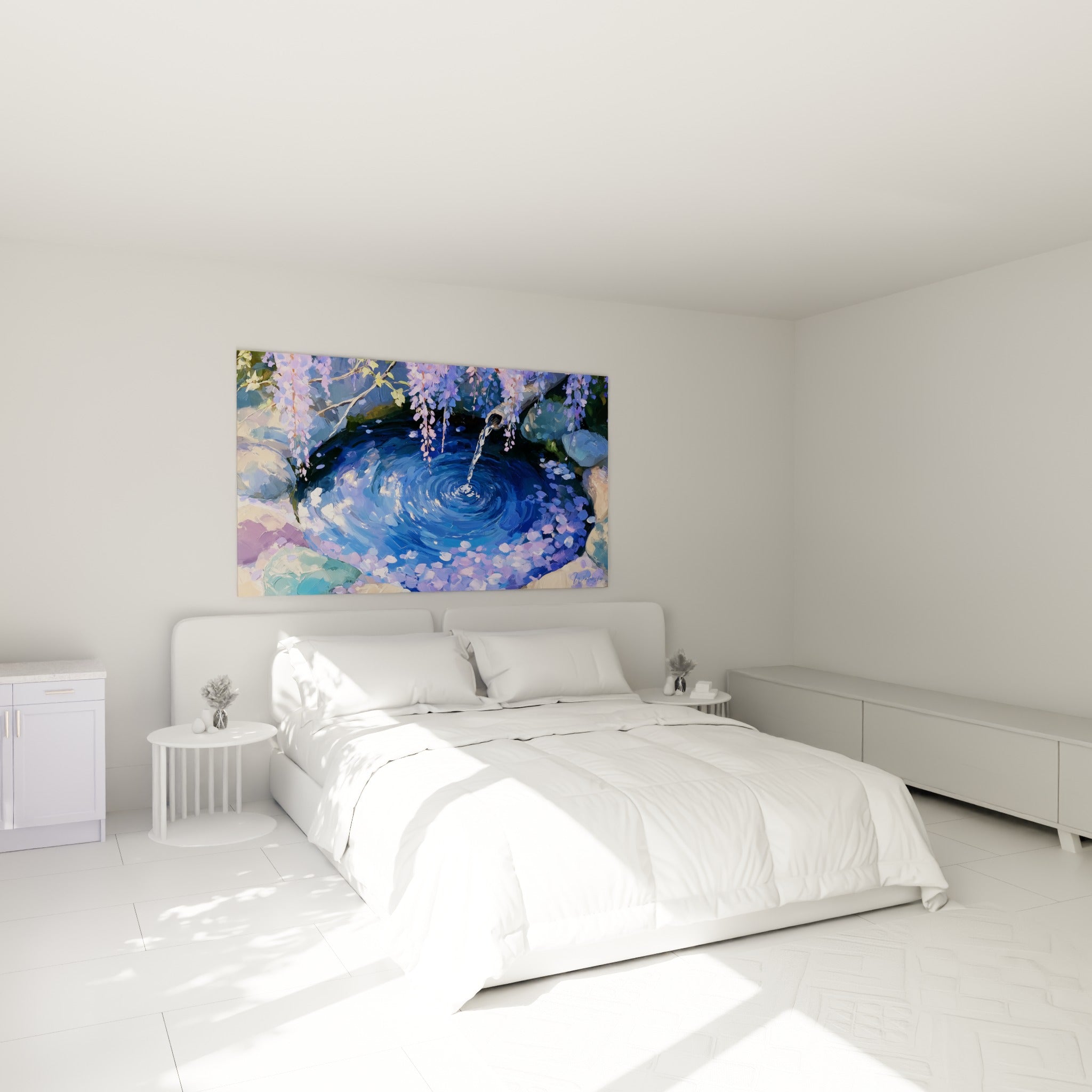Glycine mauve et bassin bleu accrochés au-dessus d'un lit dans une chambre claire