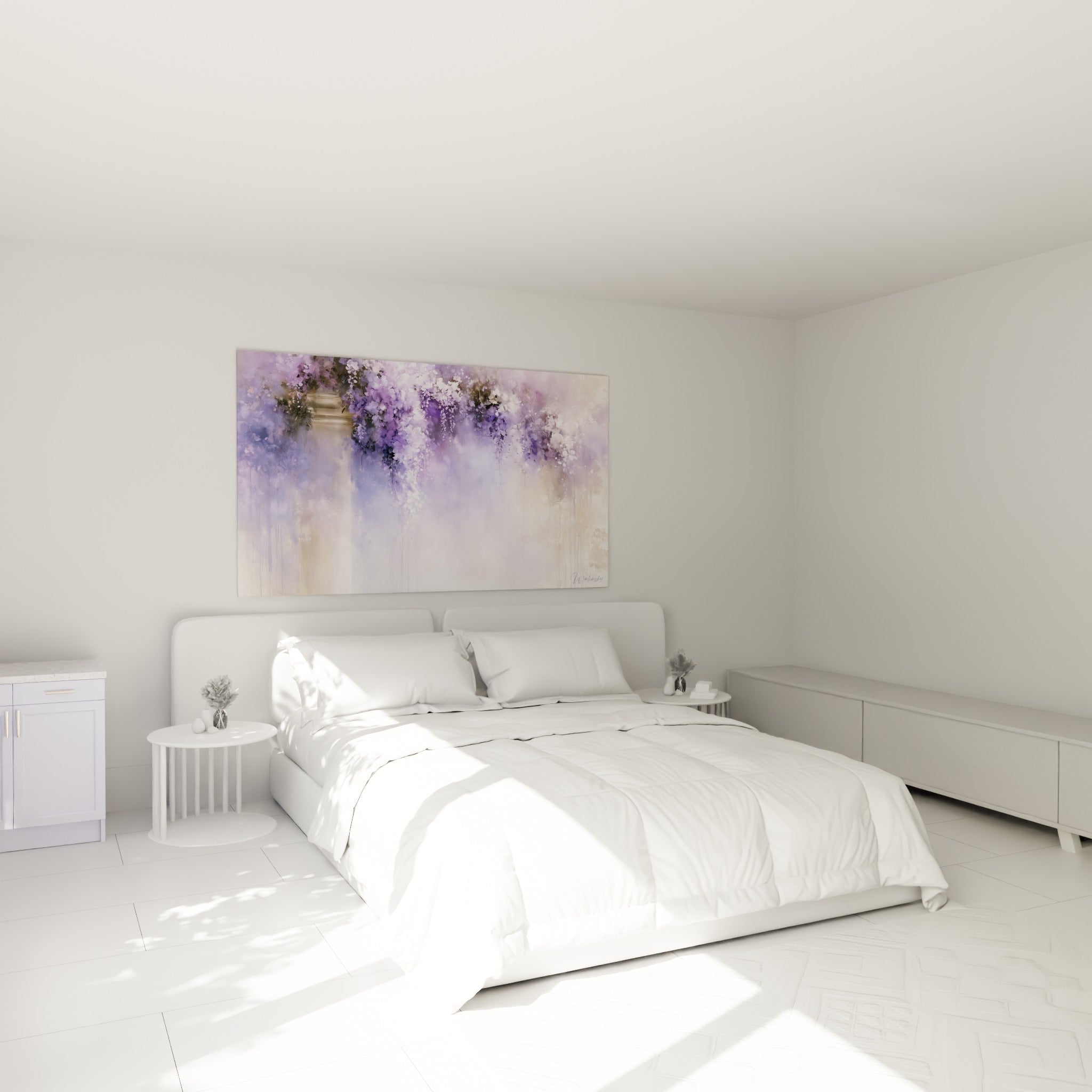 Fleurs de glycine mauve et ivoire en cascade, accrochées au-dessus d'un lit dans une chambre claire