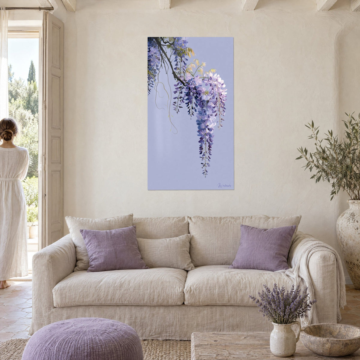 Quadro glicine in grappoli viola su sfondo lavanda, ramo nero, divano di lino con cuscini viola, soggiorno luminoso