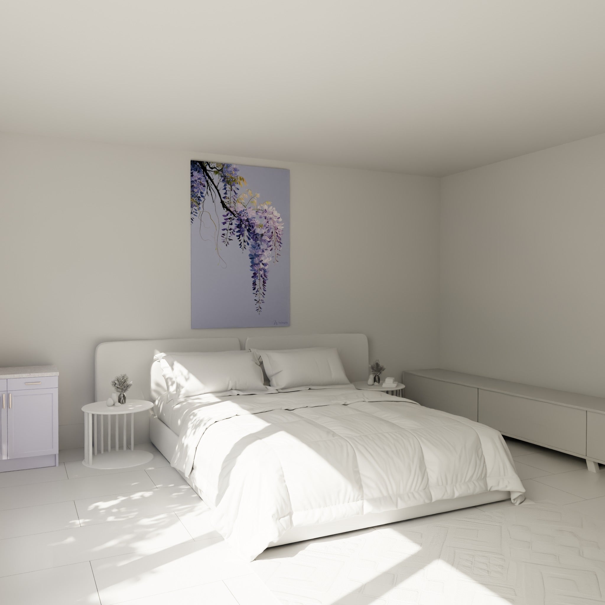 Grappes de glycine mauve et blanc cassé accrochées au-dessus d'un lit dans une chambre claire