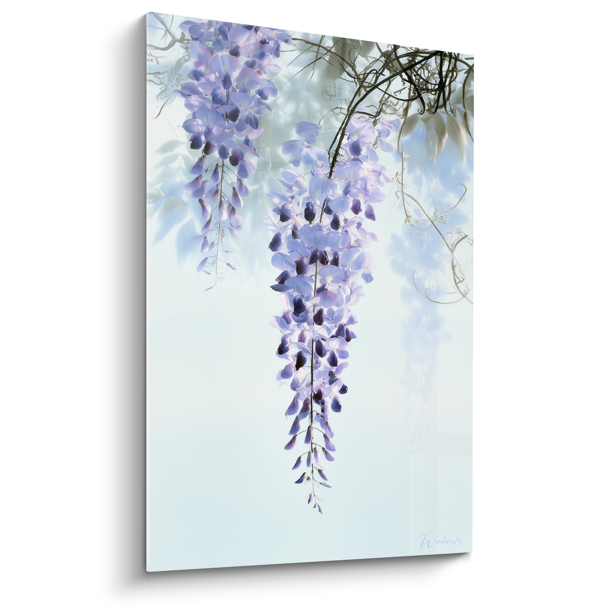 Glycine mauve en grappes suspendues sur fond bleu pastel, pétales délicats et lumineux