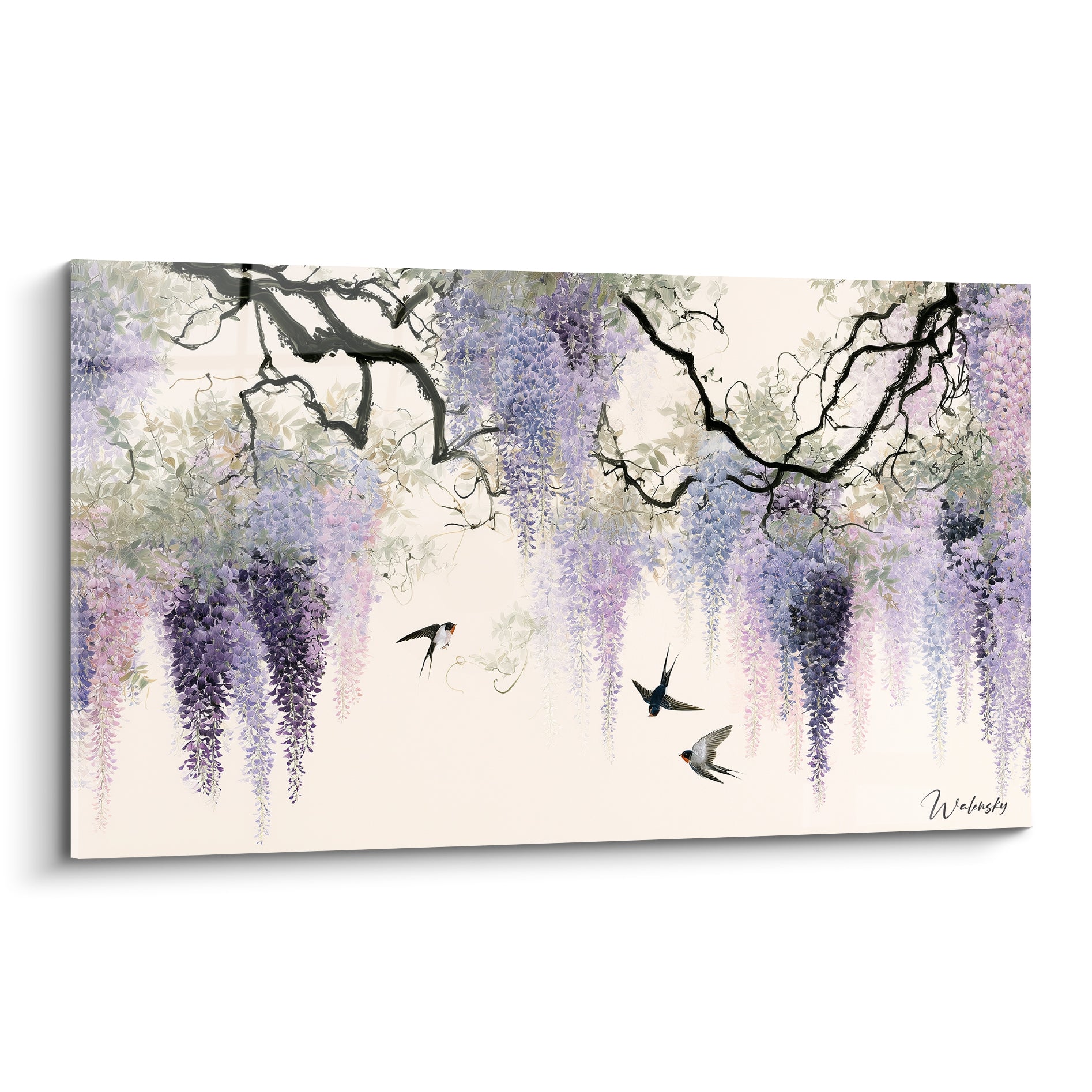 Glycine mauve et lilas suspendue, branches sombres, trois hirondelles en vol sur fond ivoire