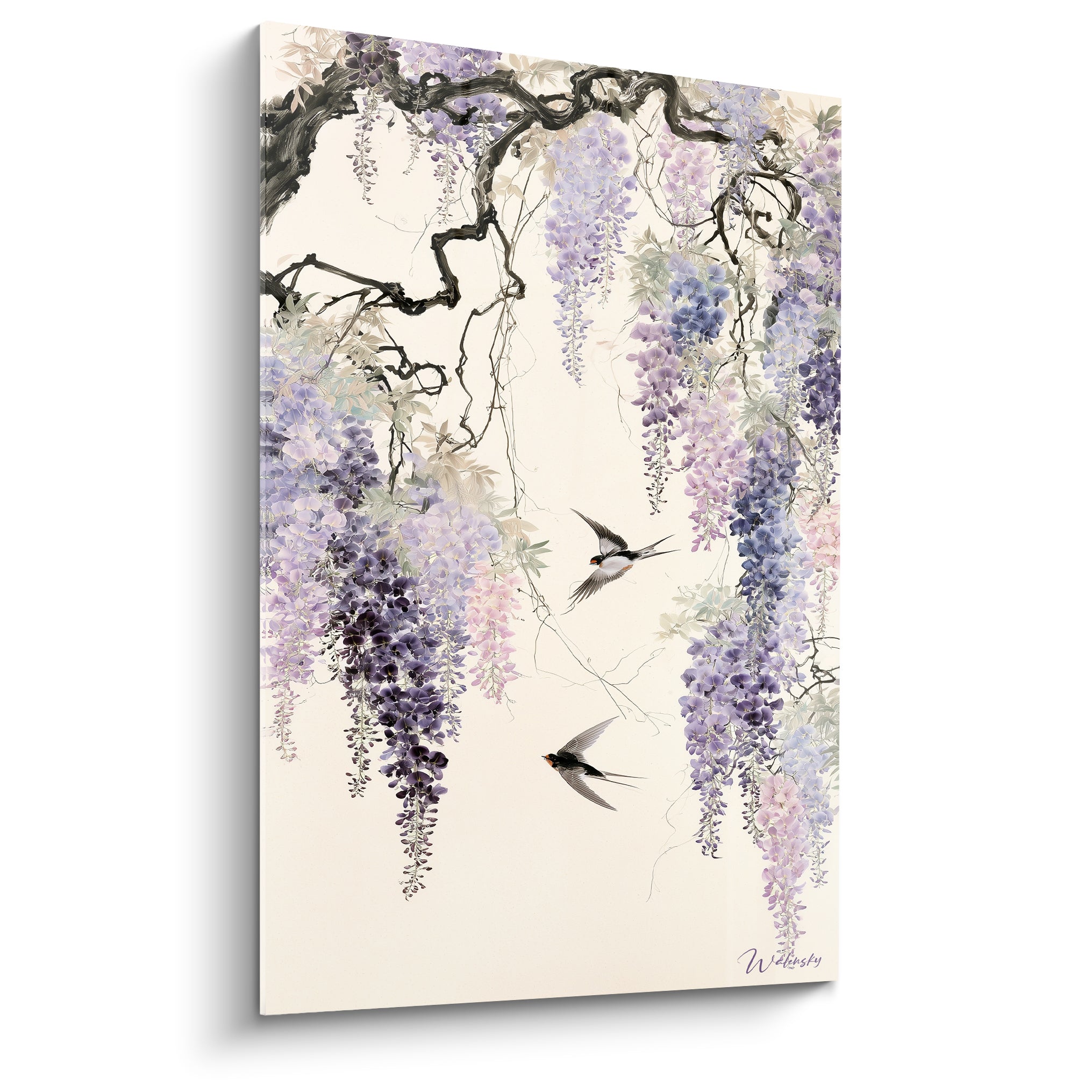 Glycine mauve et lilas en cascade avec deux hirondelles noires survolant un fond ivoire