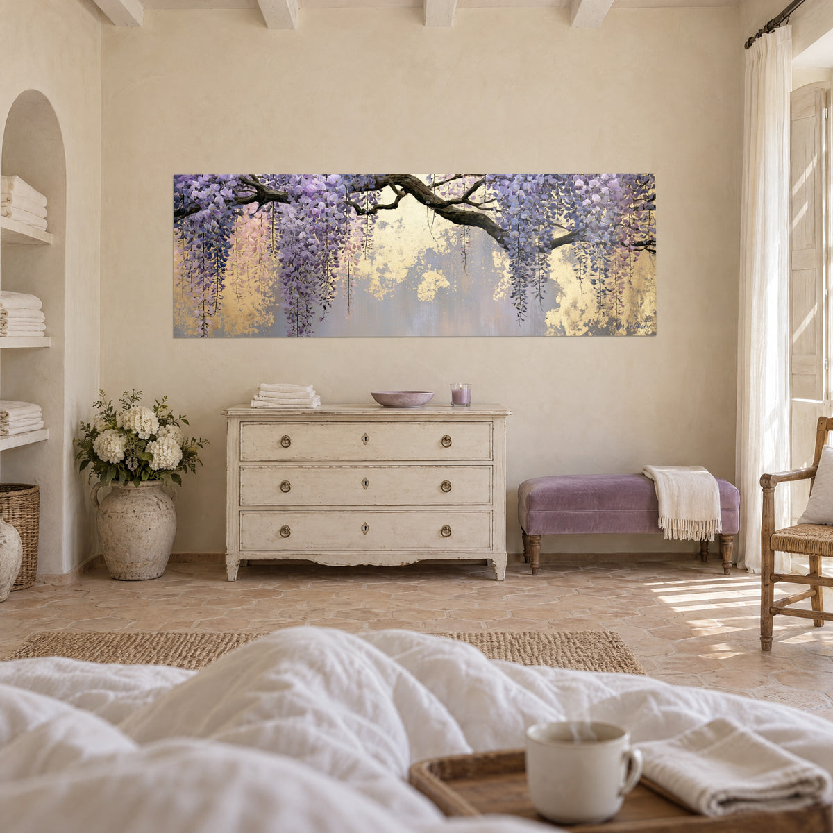 Schilderij blauweregen-trossen in lila en violet onder een donkere tak, goud- en grijze achtergrond, boven een bed in een lichte slaapkamer